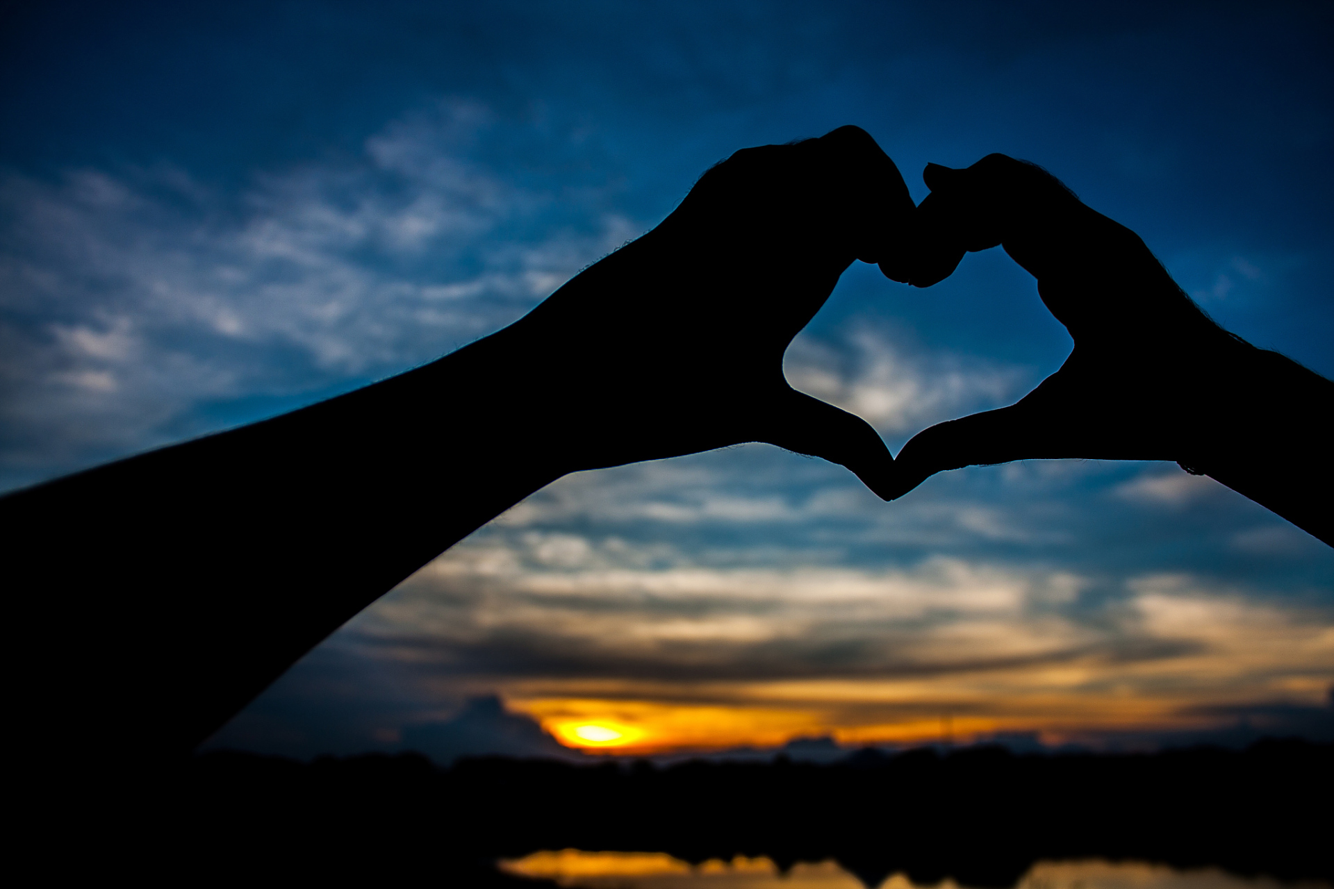 小伙欠债40万女友陪还4年,这个故事让我们看到了爱情的力量