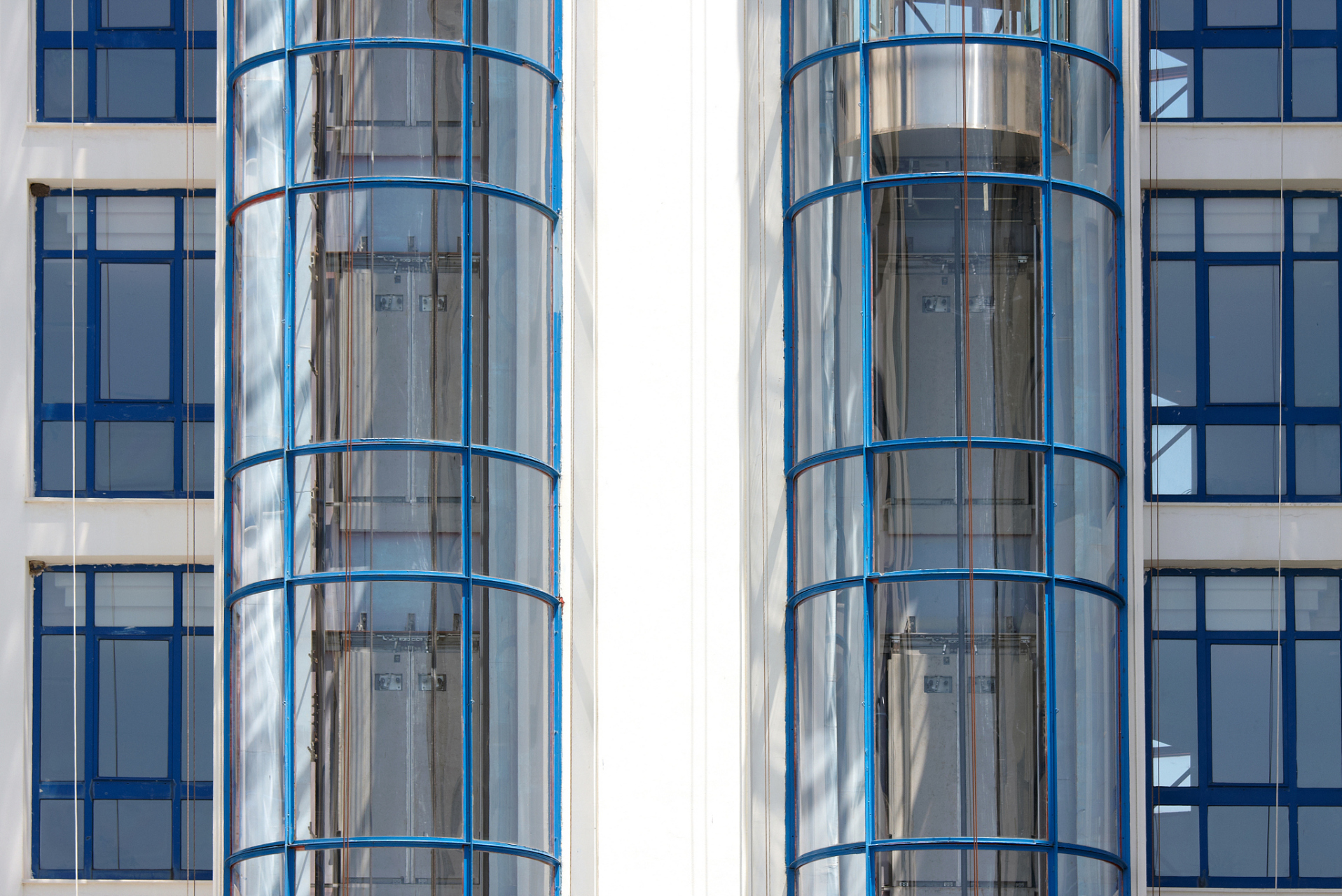 电梯轿厢玻璃款式通常是使用钢化玻璃或夹层玻璃打造的.