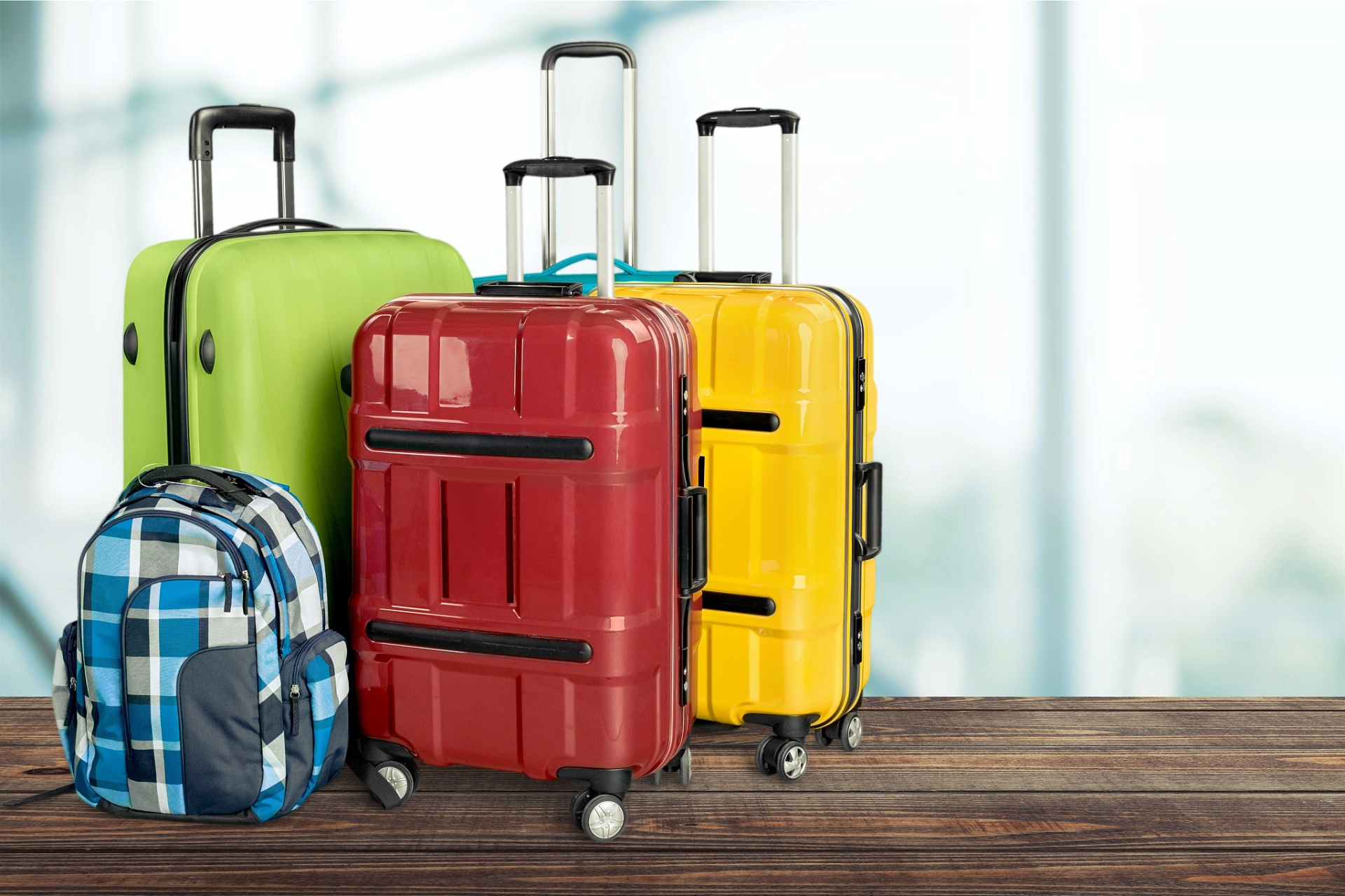 携带折叠式行李袋是一个很实用的选择,可以作为备用袋或额外行李绕鼢