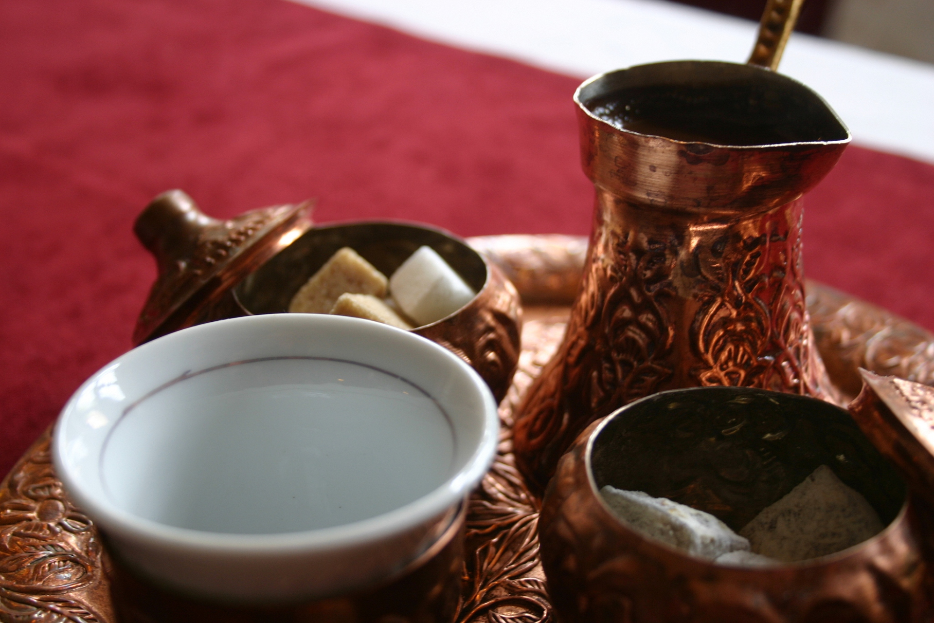 西藏各地的传统美食味道--青稞酒 青稞酒是藏族人民最喜欢喝的酒,以