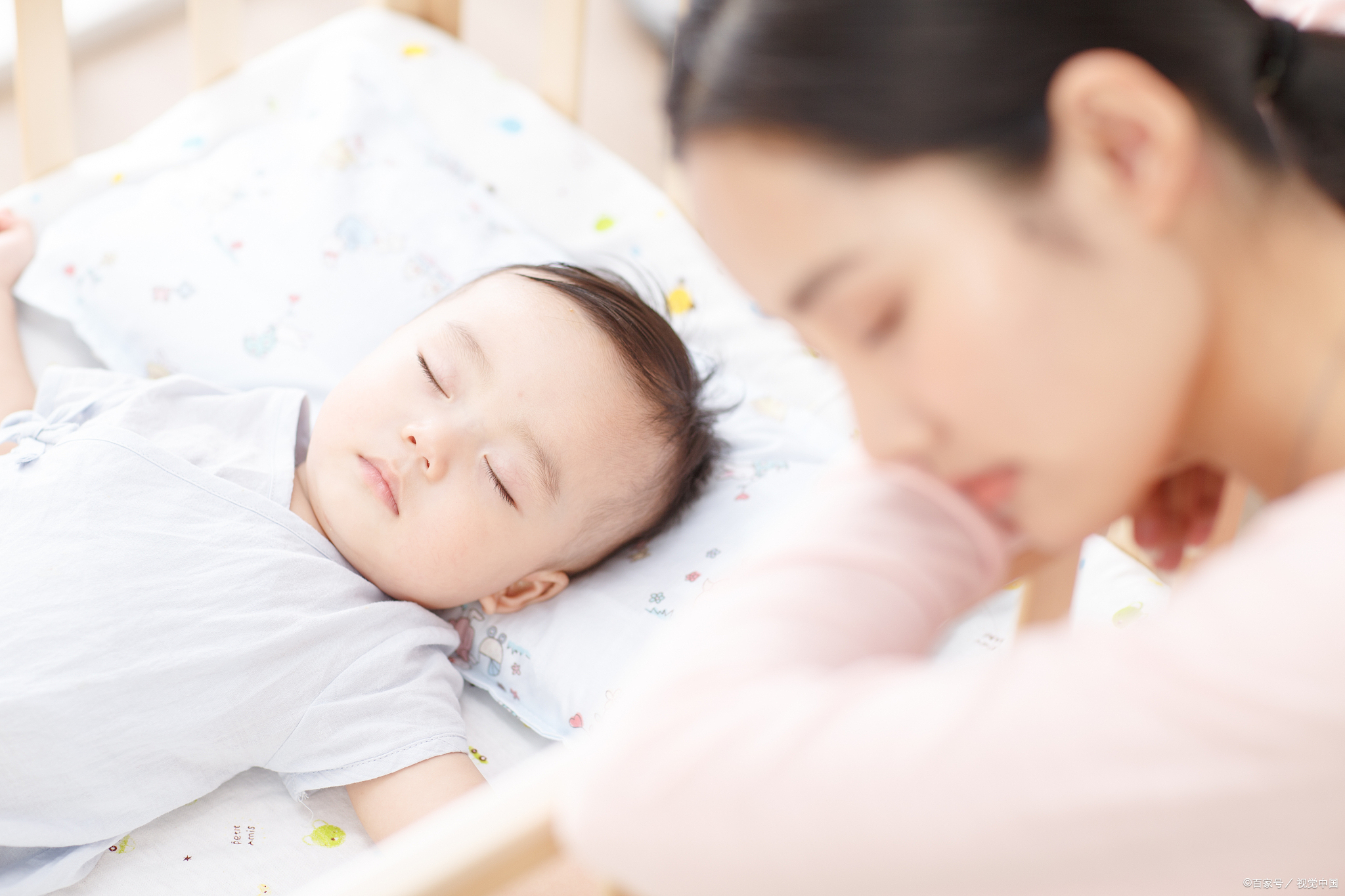 婴儿睡觉图片宝宝盖被子睡觉宝宝睡眠图片可爱吃手指的小朋友睡着幼儿