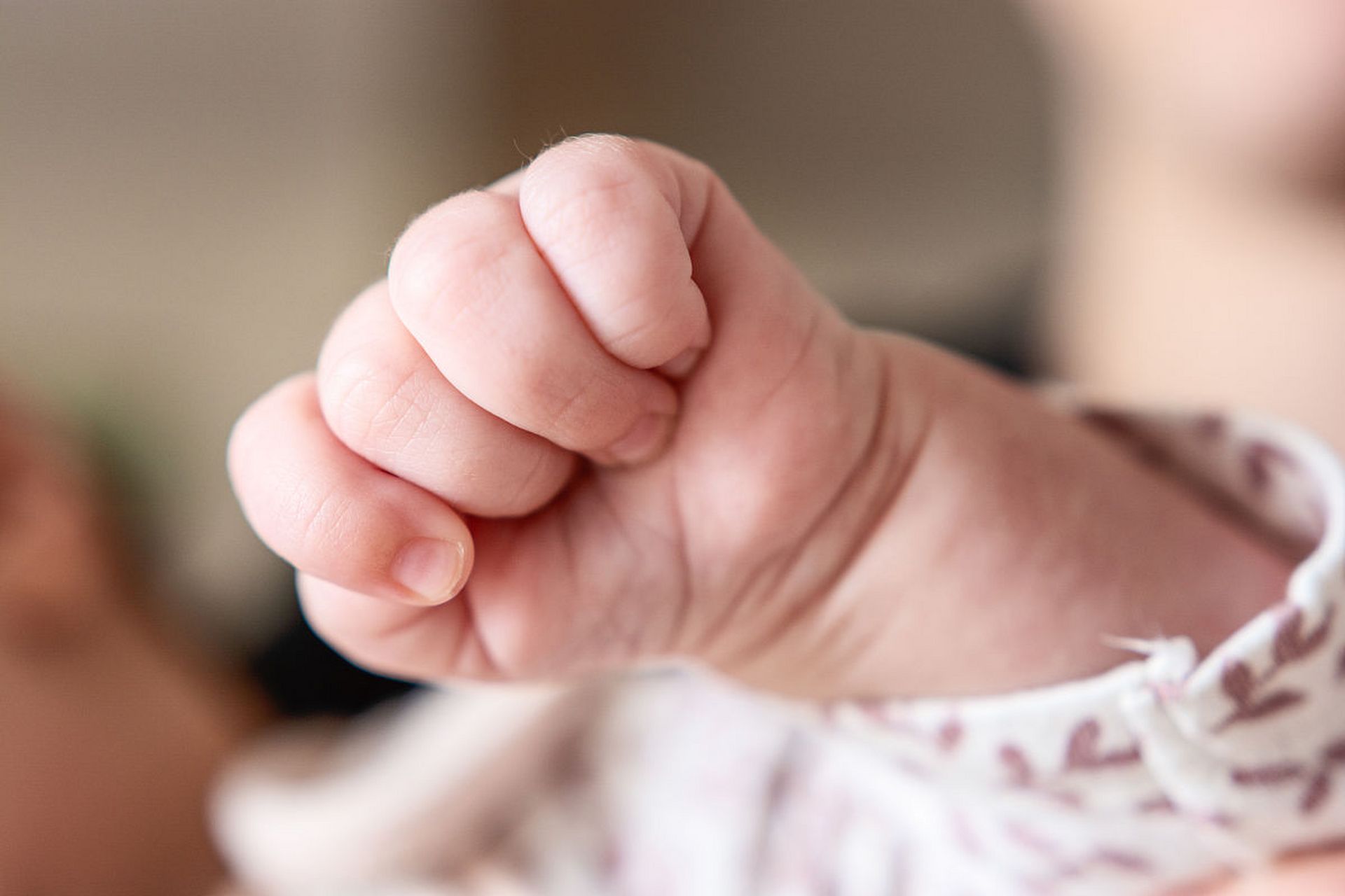 小婴儿总是握拳,是正常的生理现象  由于小婴儿的大脑发育不完善,还