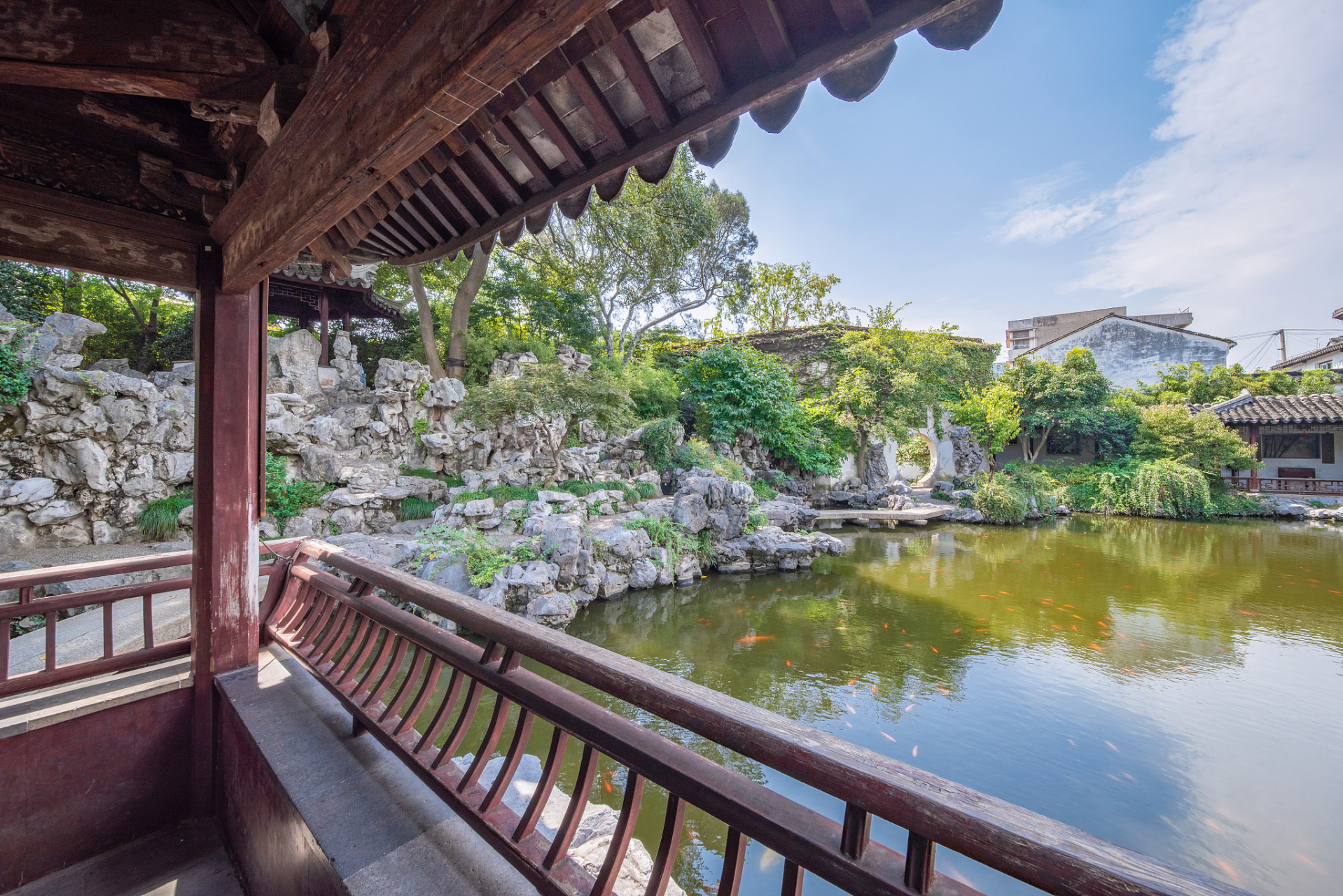 留园,曾名"东园","寒碧山庄",位于江苏省苏州市姑苏区留园路338号