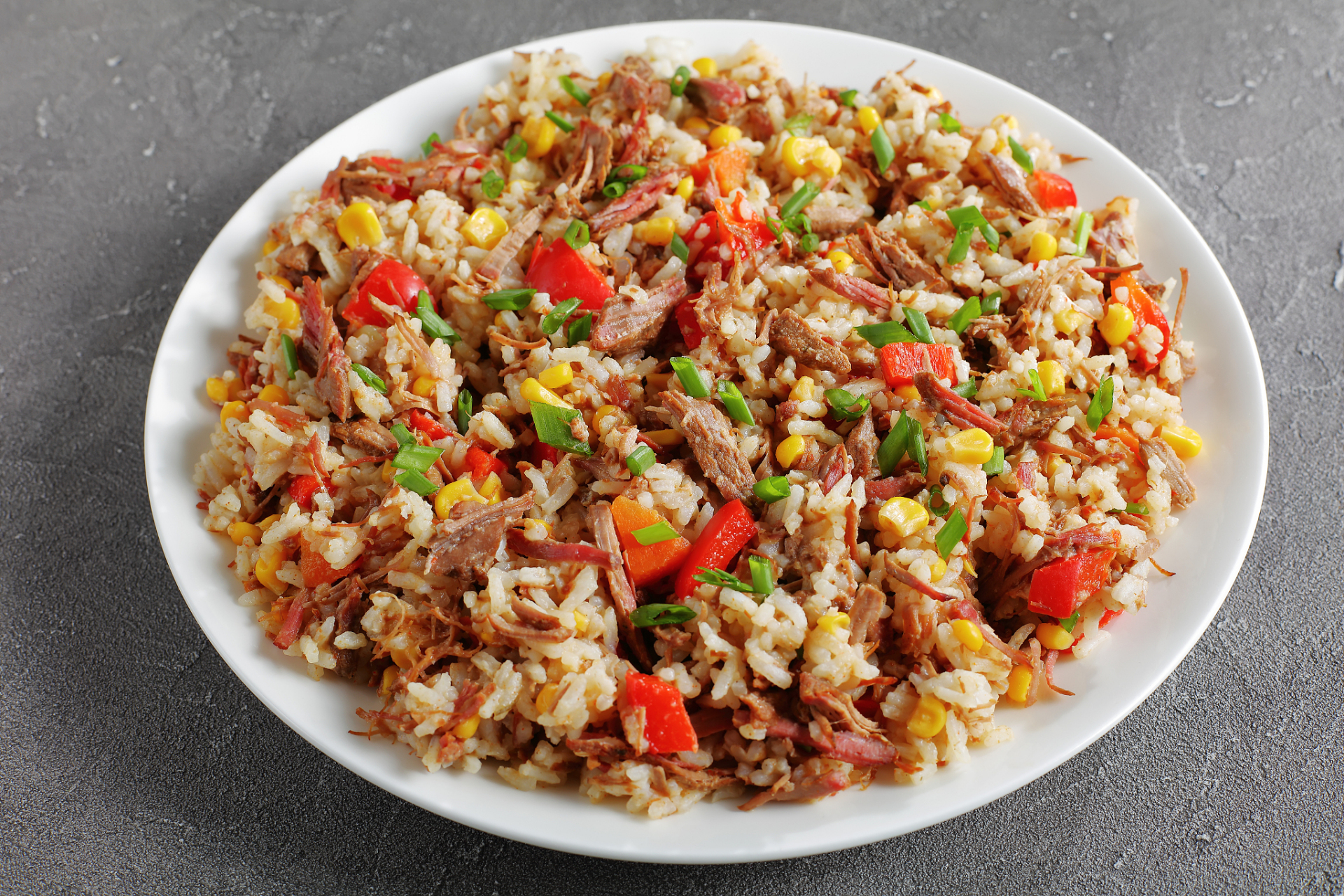 三款美味牛肉佳肴:土豆炖牛肉,麻辣 牛肉丝和黑椒 炒饭,每道都独具