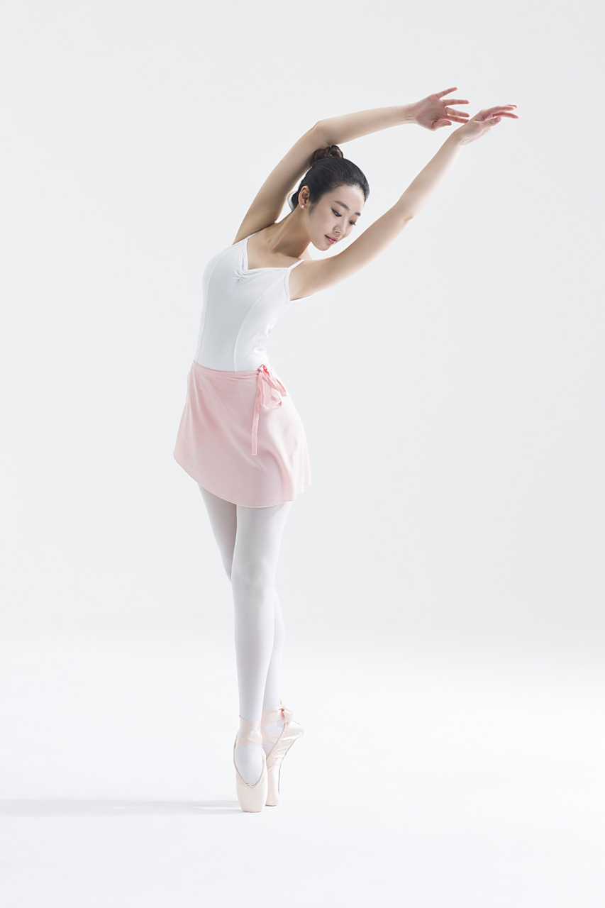 要练好形体和气质,需要保持健康的饮食习惯,坚持适量的运动,保持良好