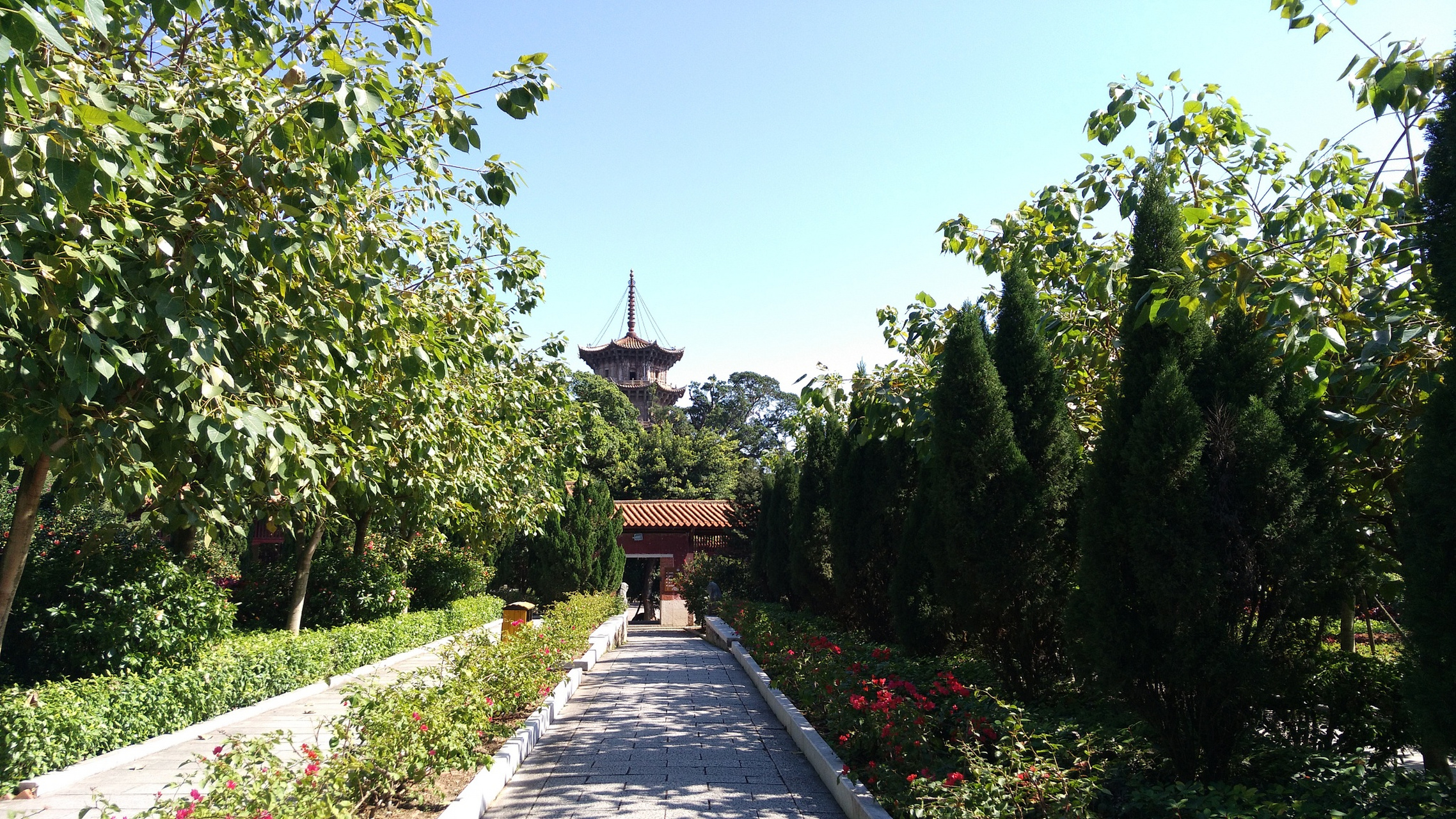 北秀公园位于双鸭山市四方台区的南端,靠近马鞍山脚下,安邦河从东向西