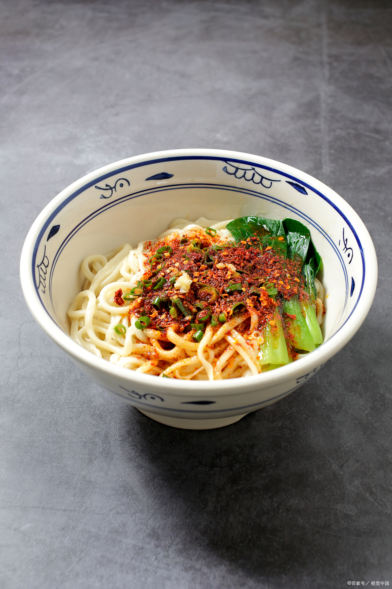 一碗香辣喷香的油泼面和那个温热的黄昏