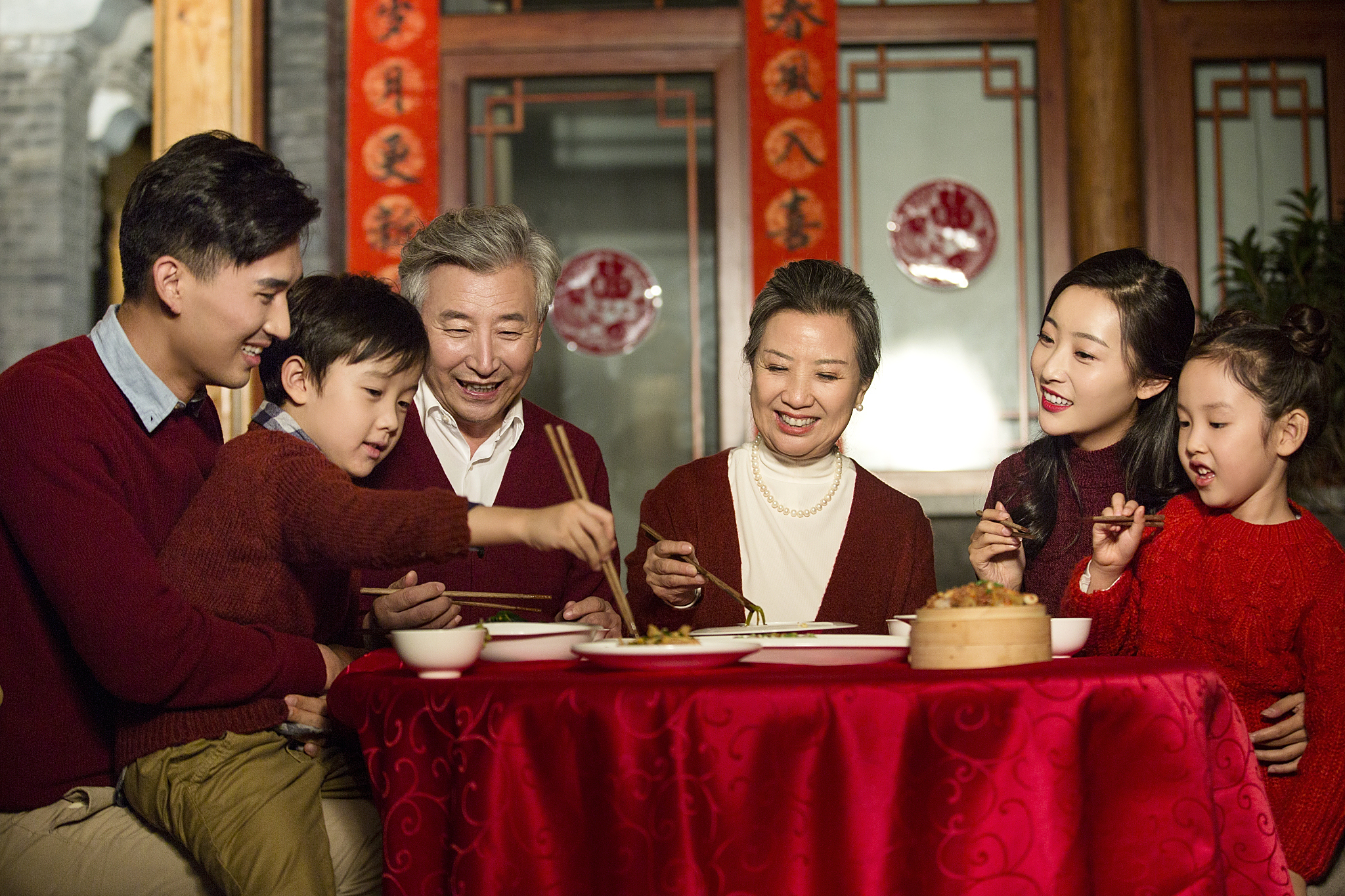 春节让家的温馨中国家庭家人团聚家庭团圆的照片家庭节日照片家过年