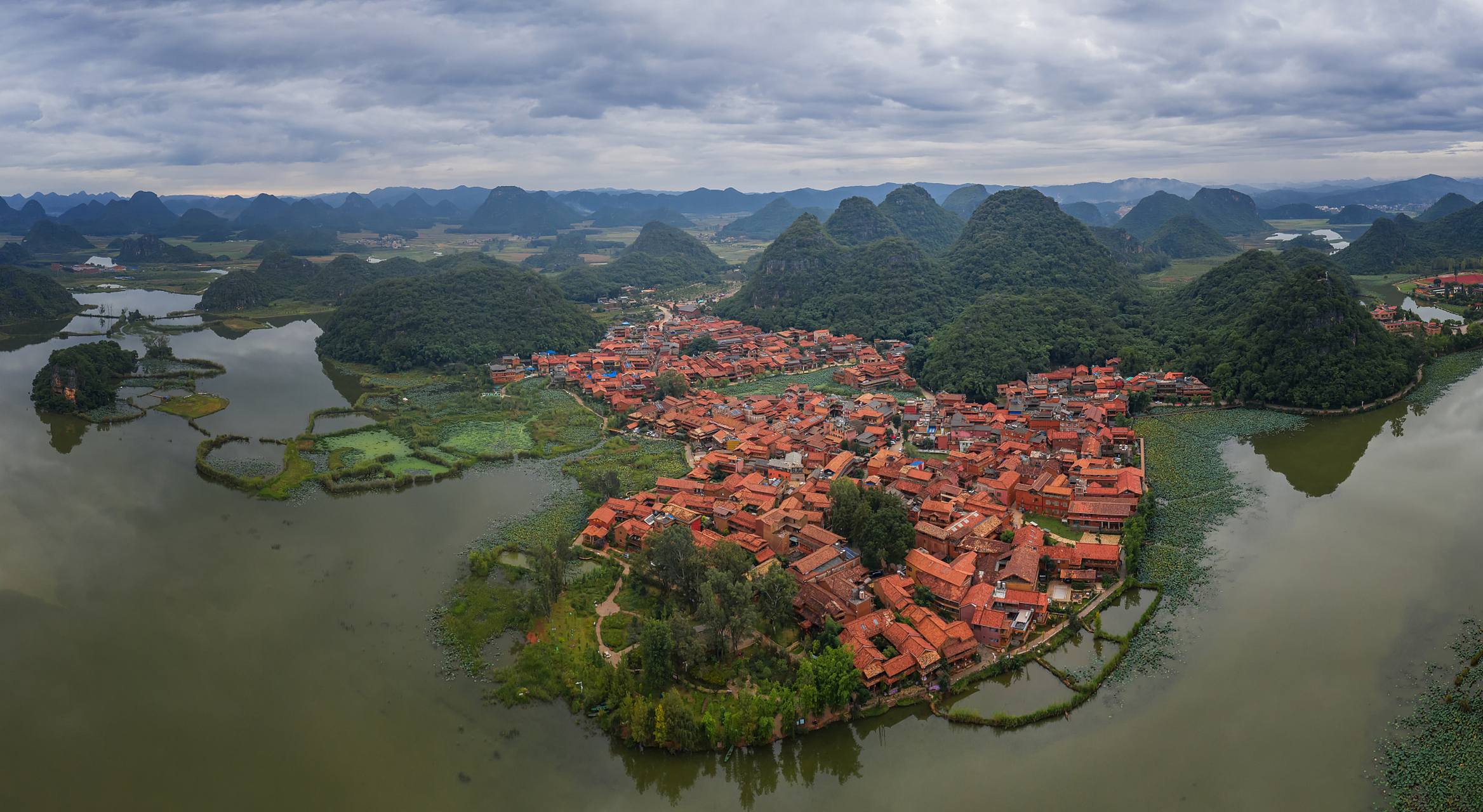 文山州丘北普者黑景区,壮文名称为oengz liuhdoz lueg canghngw,音译