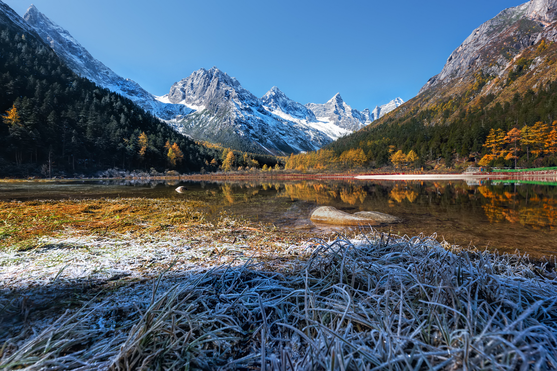 那么毕棚沟是一个非常适合秋日游玩的景点,以其优美的自然风光,完美的
