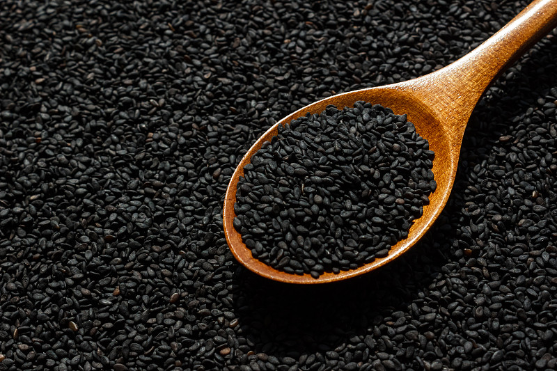 黑芝麻含有丰富的不饱和脂肪酸,如亚油酸和