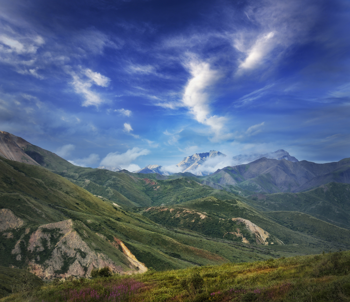 山脉之间还隐藏着明代长城的痕迹,三关口的遗迹承载着古代边防的使命.
