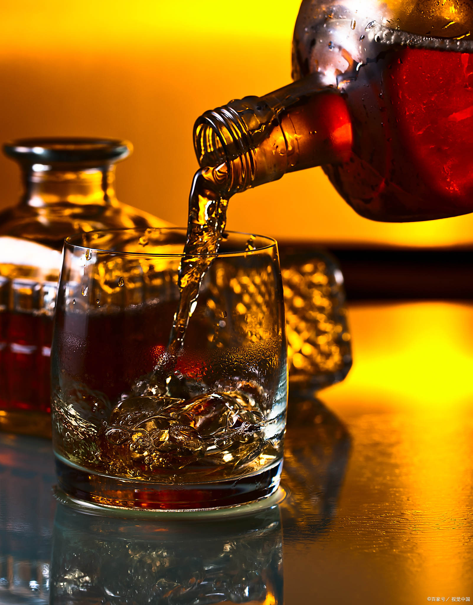 威士忌对我而言,绝不仅仅是一杯简单的饮品,它是流动的诗篇,是凝固的