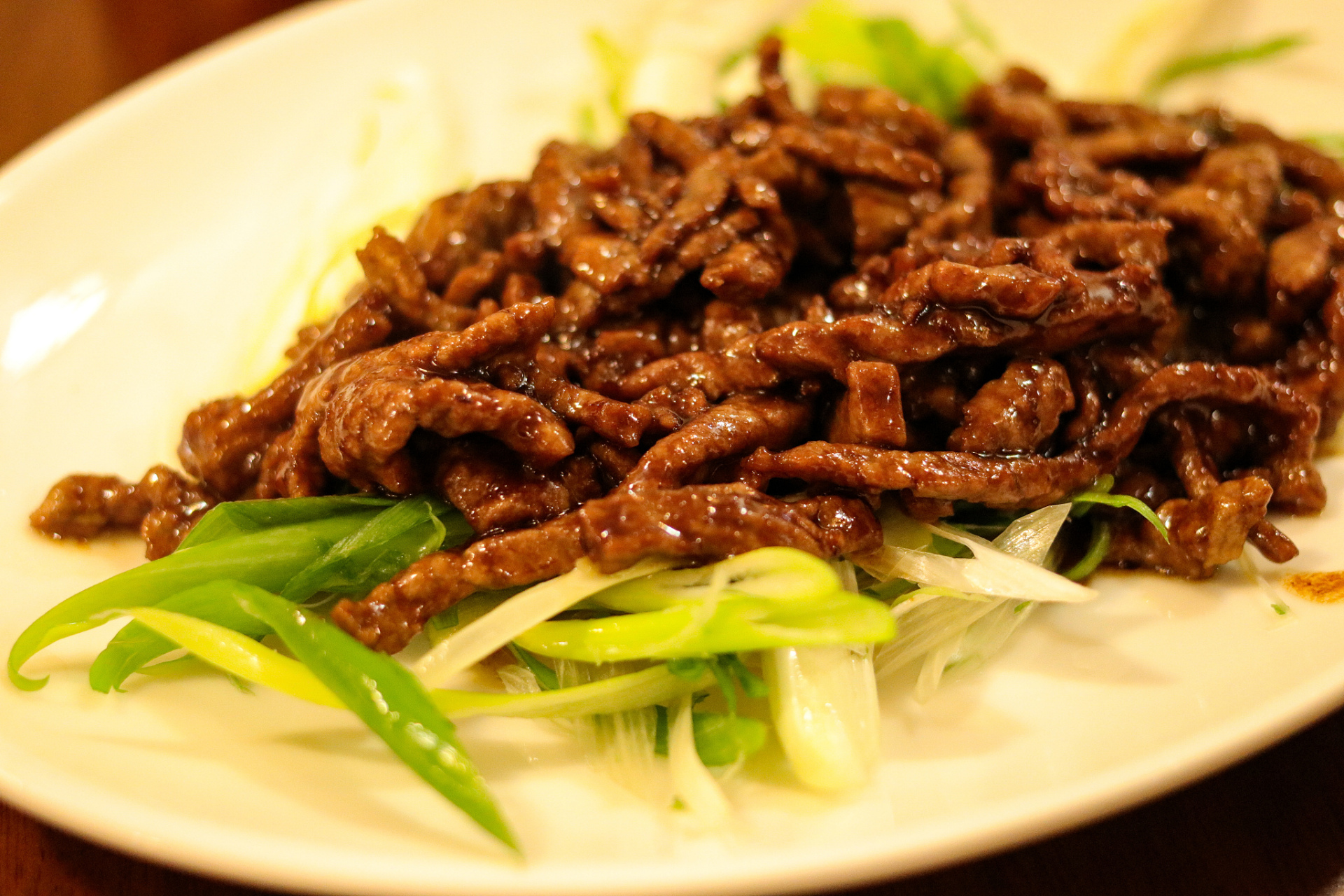 京酱肉丝里的京酱指的是用北京甜面酱制作,以前会用品牌的六必居,天源