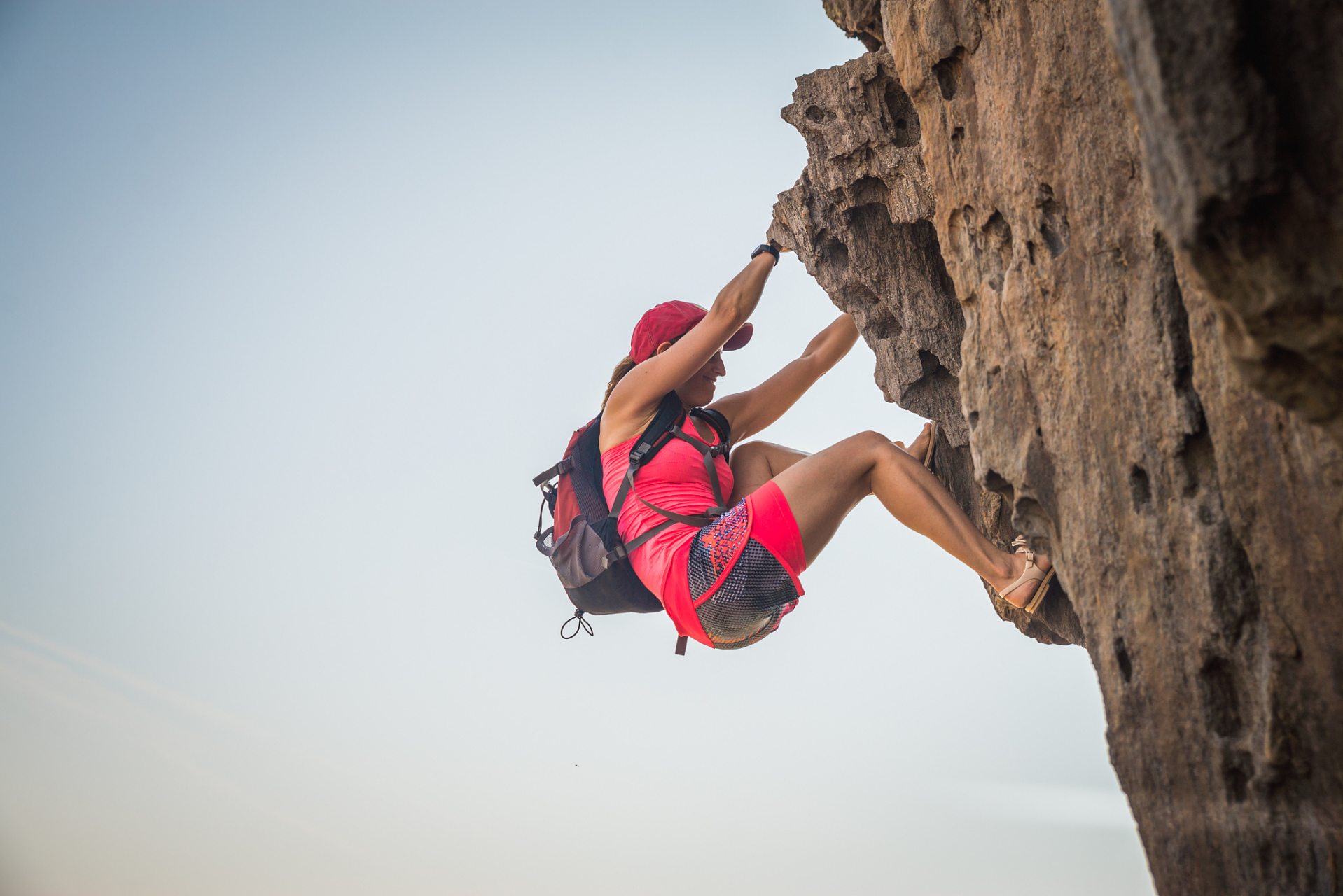 高空攀岩是一项挑战身体和心理极限的运动,需要选择适宜场地,学习攀岩