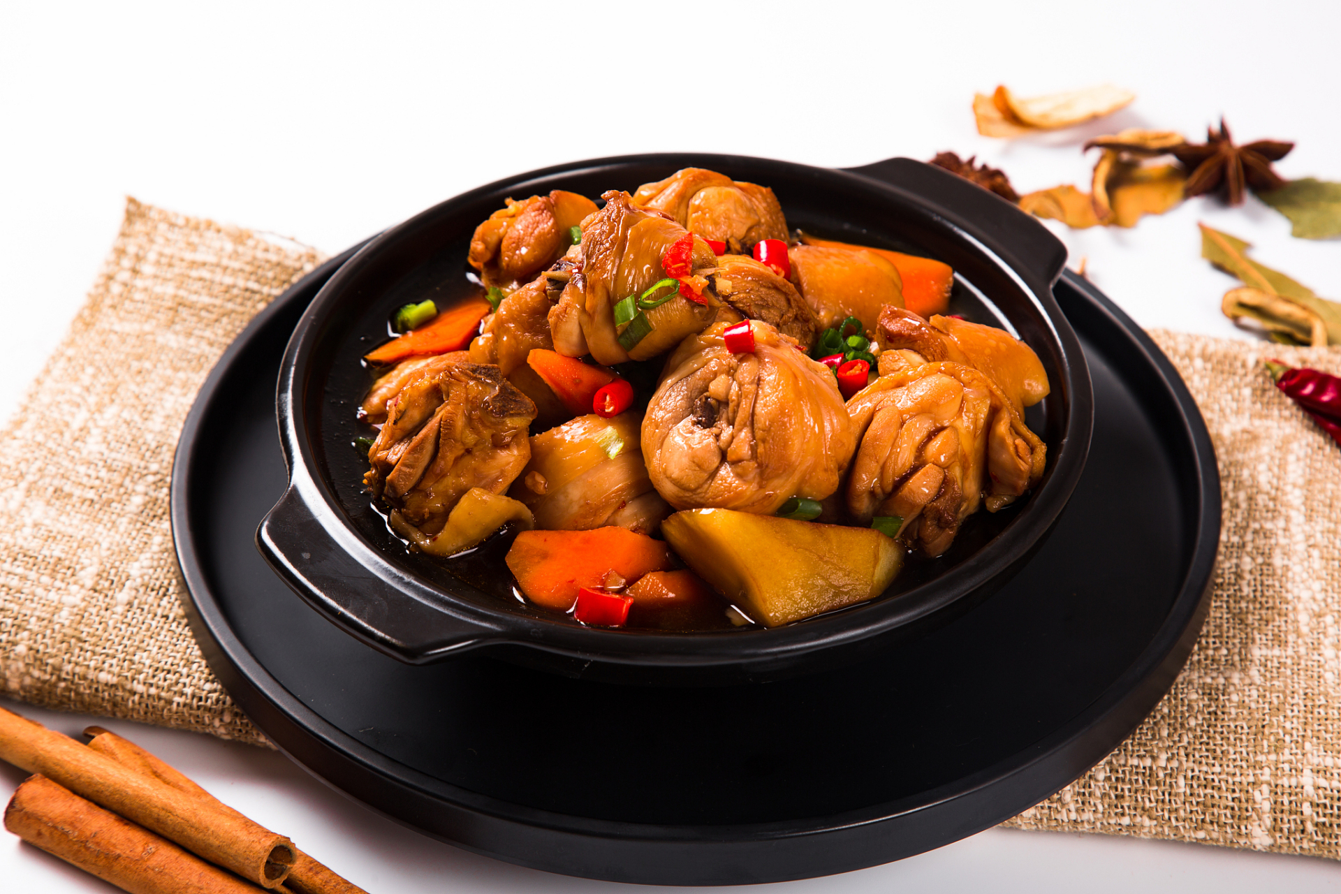 鸡肉熟软,汤汁浓稠,比餐馆更好吃.[原文:黄焖鸡的家常做法是什么]