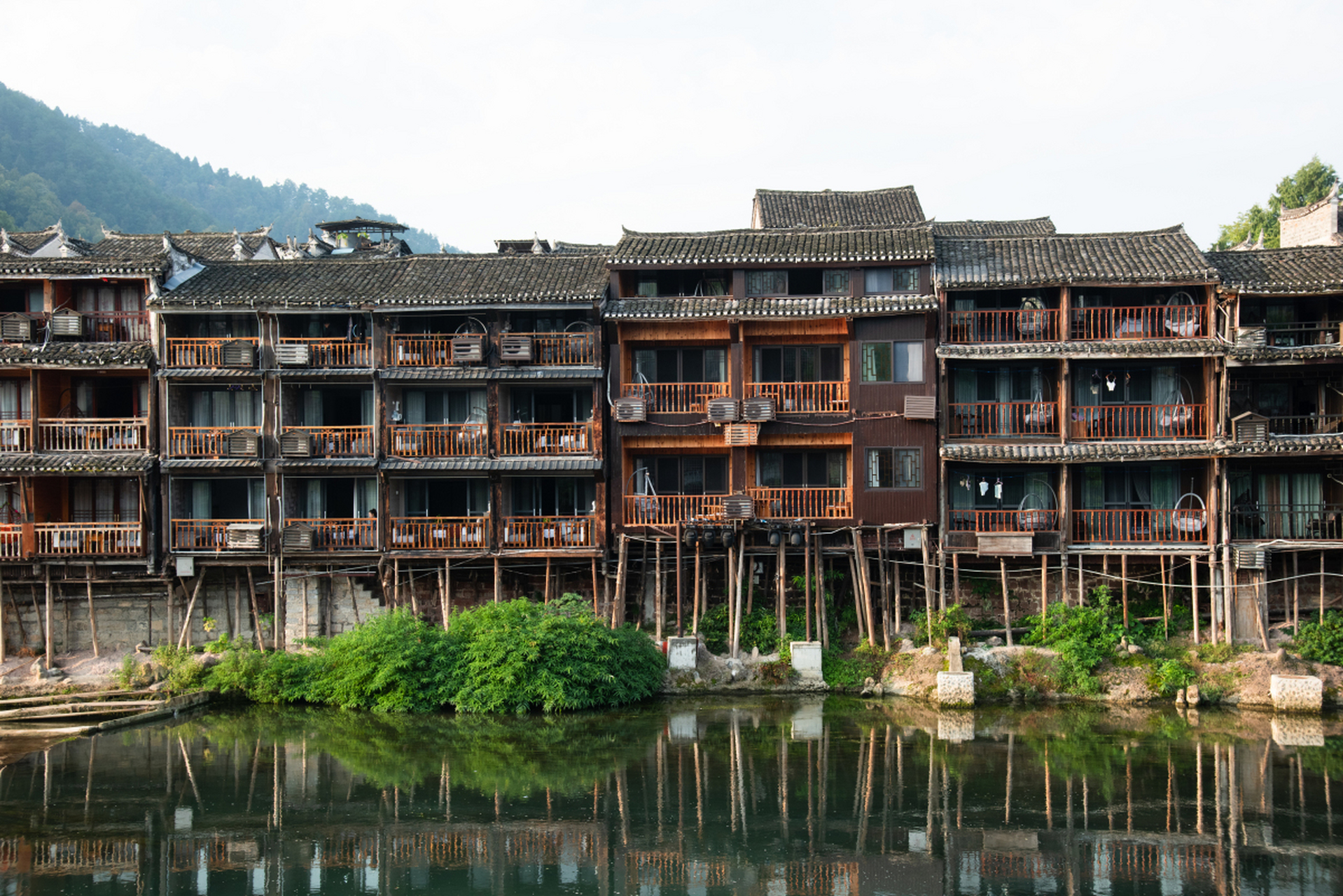 湘西,位于中国湖南省西北部,是一座以自然风光和民族文化著称的省份.