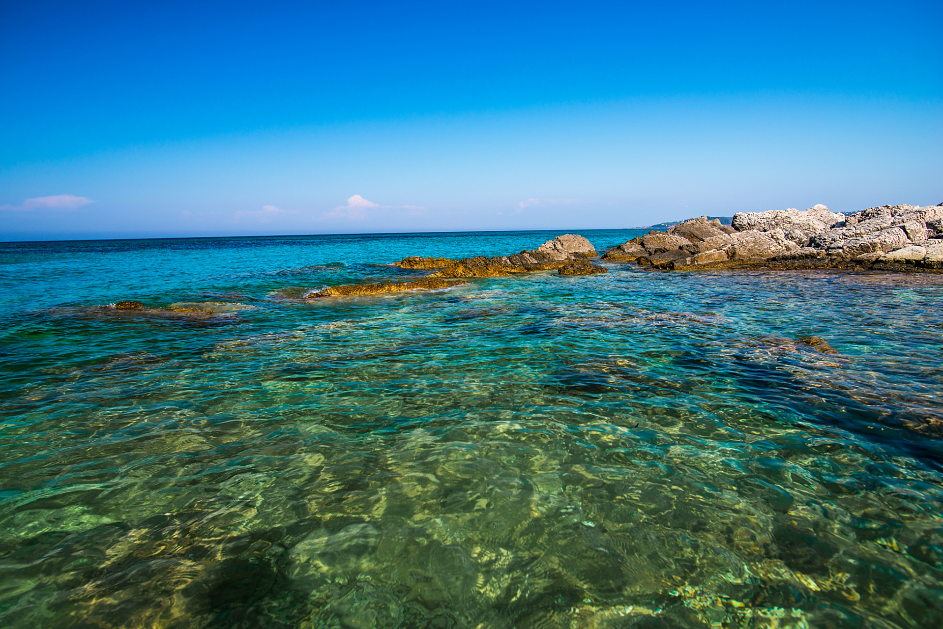 我来说两句:澎湖湾位于台湾海峡中流,属于澎湖县,东与云林,嘉义两岛