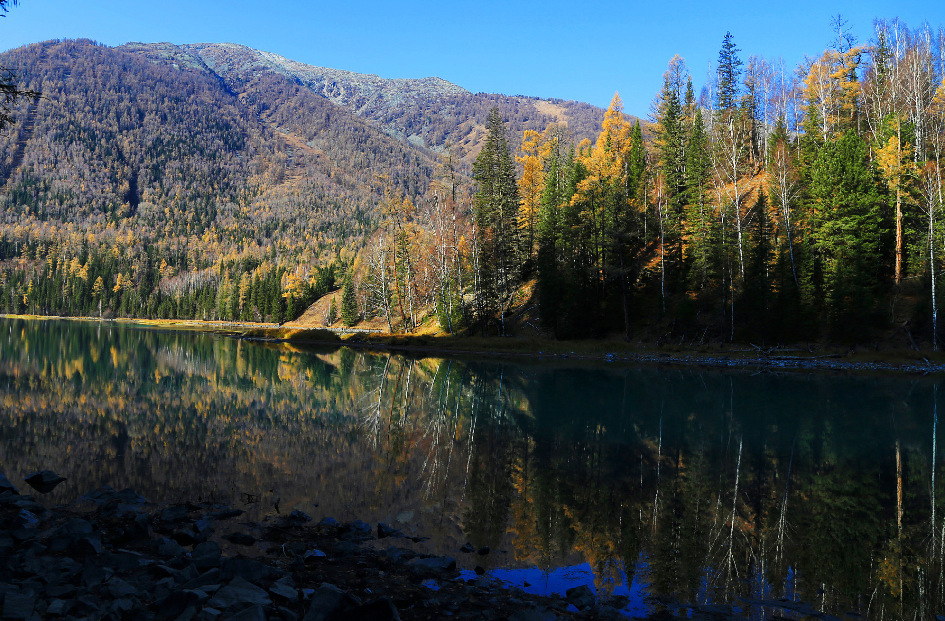 喀拉托海湖位于新疆伊犁河上游,秋季时景色美不胜收,湖光山色让人流连