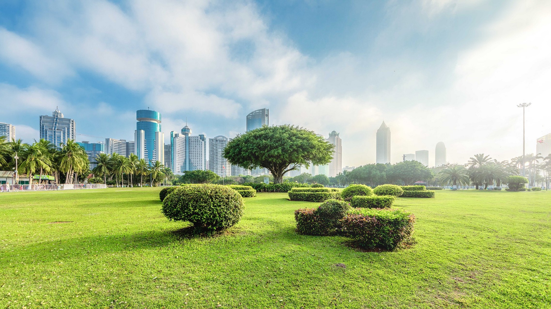 亲爱的朋友们,位于海南省海口市龙华区的万绿园,就像是镶嵌在东部海岸