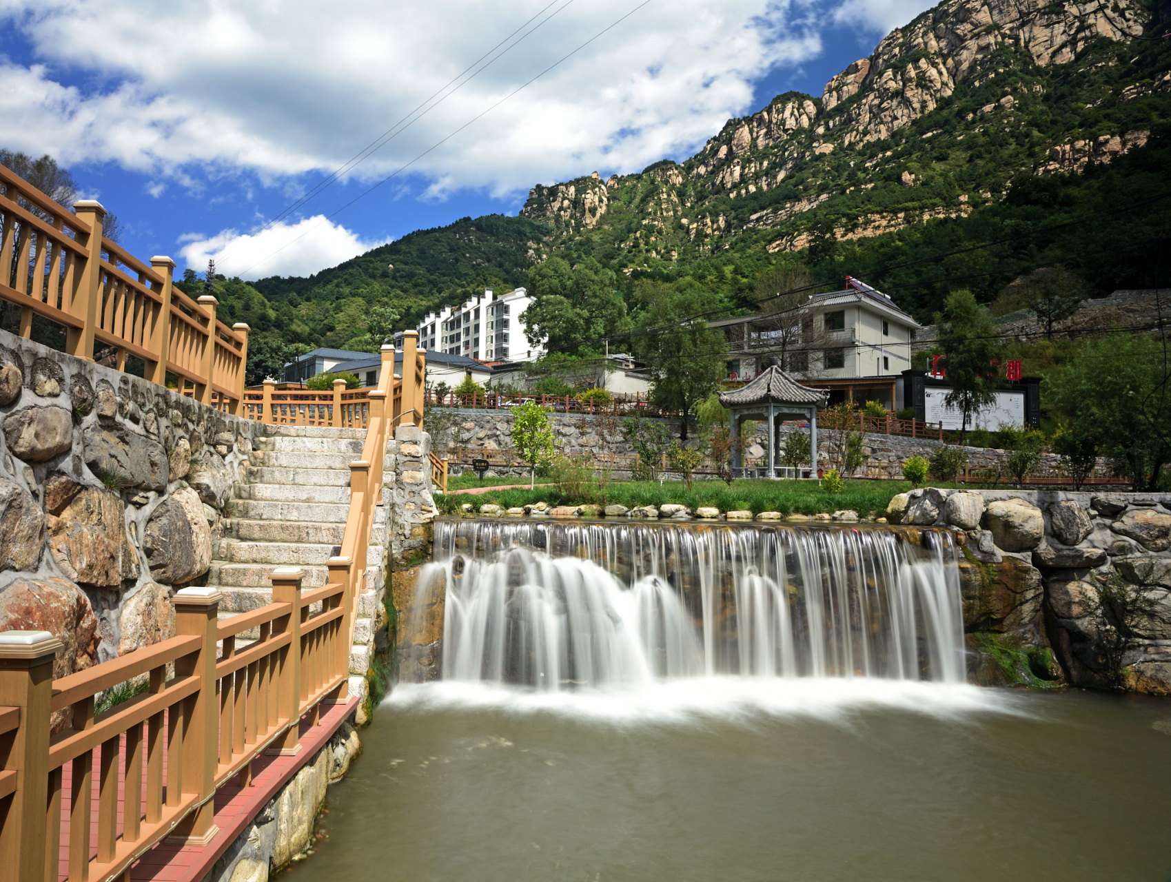 和顺太行龙口的一抹新绿,这里,山峦叠翠,花香四溢,每一步都踏在诗意的