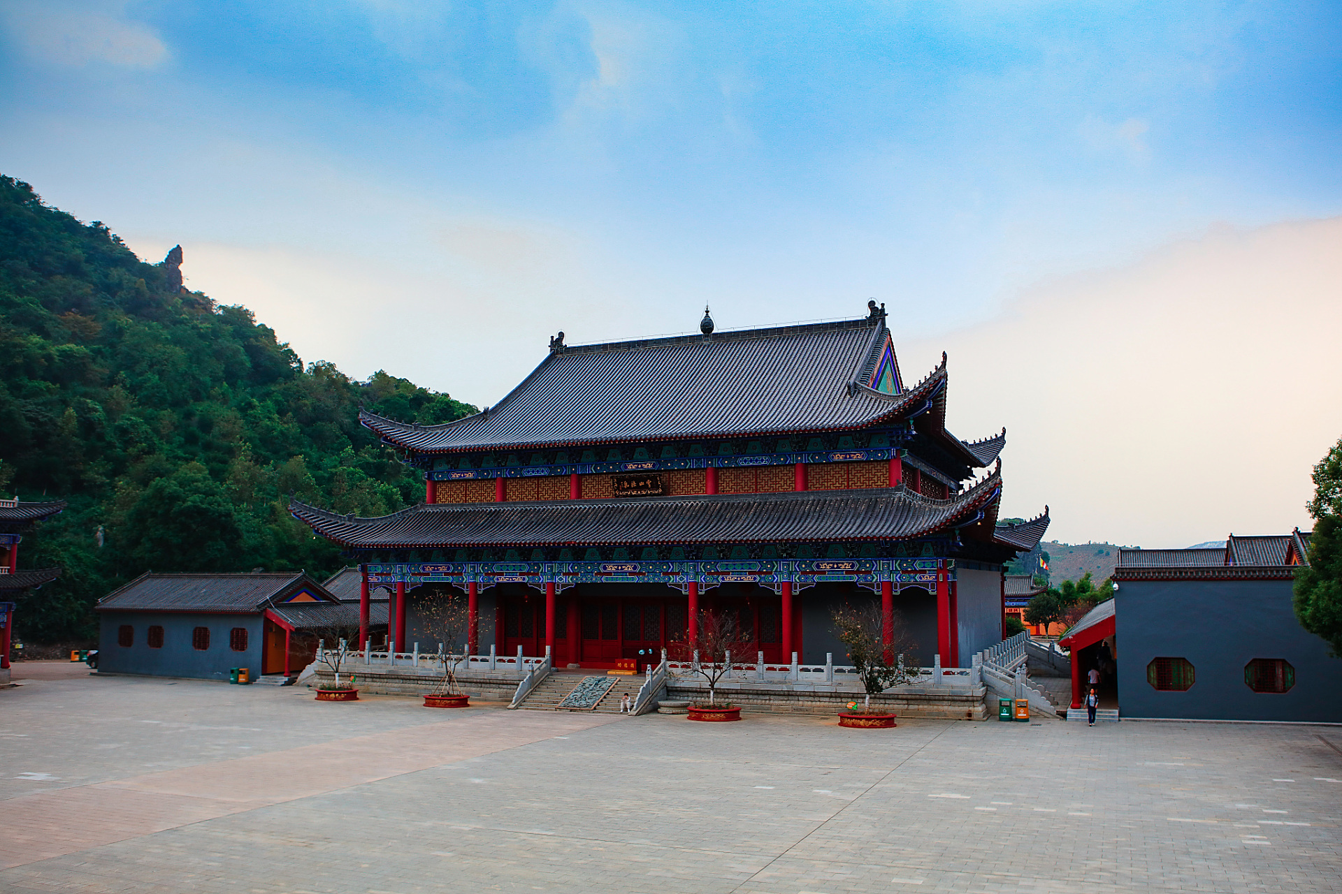 湖北恩施州利川市团堡镇的石龙寺,是一座历史悠久的古庙,被誉为"鄂西