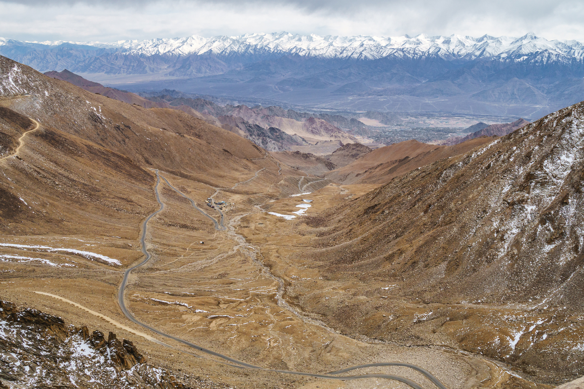 标题:瓦罕走廊未来发展前景探讨  瓦罕走廊是中国和阿富汗之间唯一的