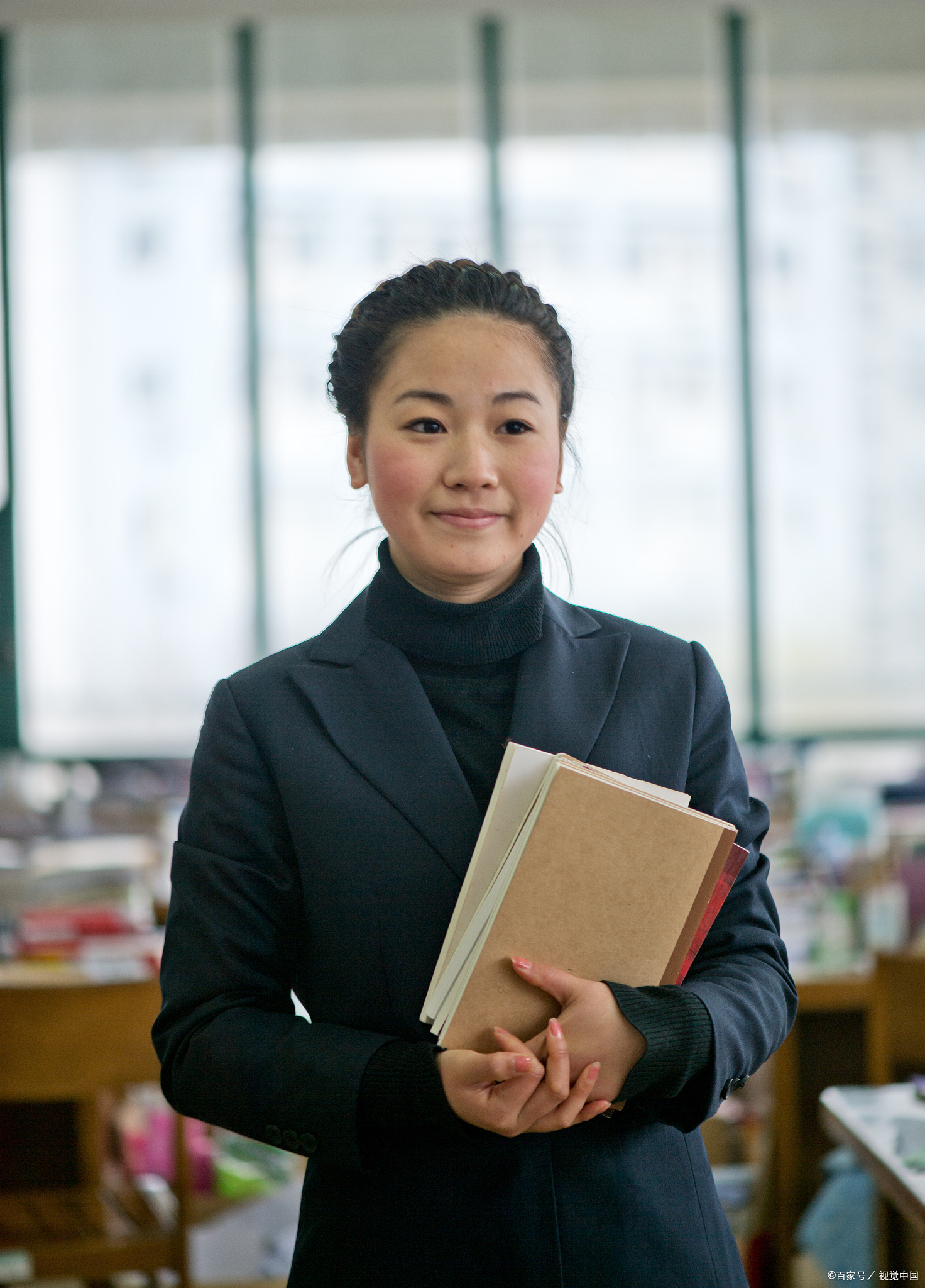 说到老师备课写教案的话题时,有网友说,他们当地学校