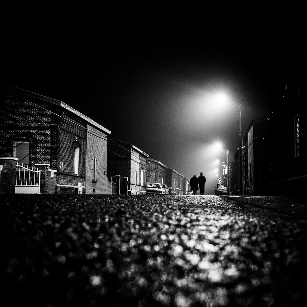 夜深人静,寂静的黑夜 星光点点,漆黑的天幕下 孤独的身影,独自漫步