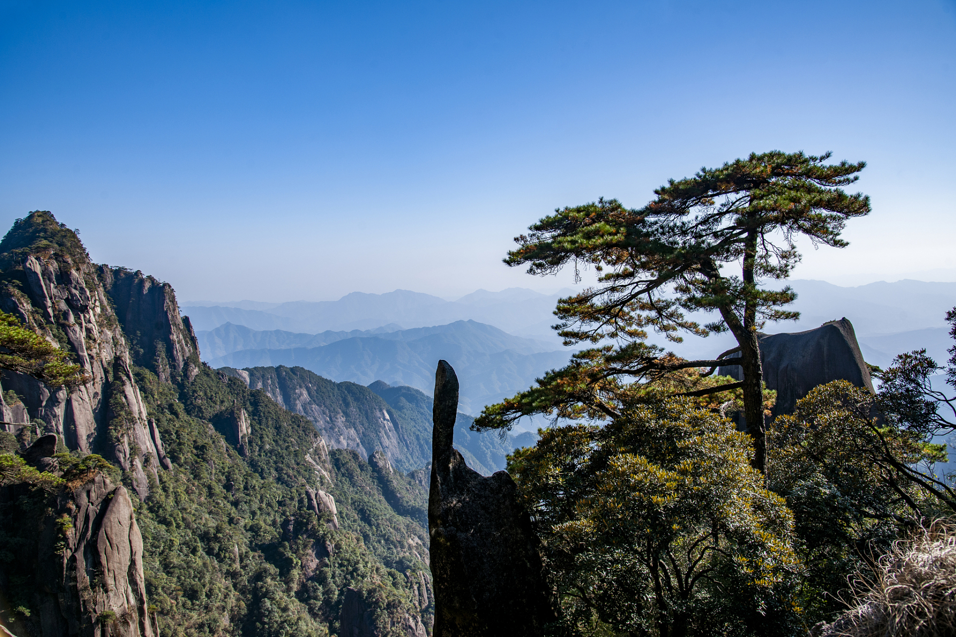 三清山风景名胜区位于江西省上饶市东北部,因玉京,玉虚,玉华三峰峻拔