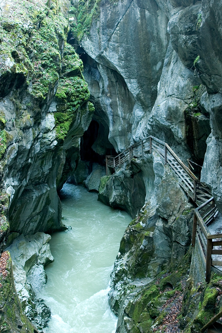 hi,我要为你介绍一下九龙洞风景区!
