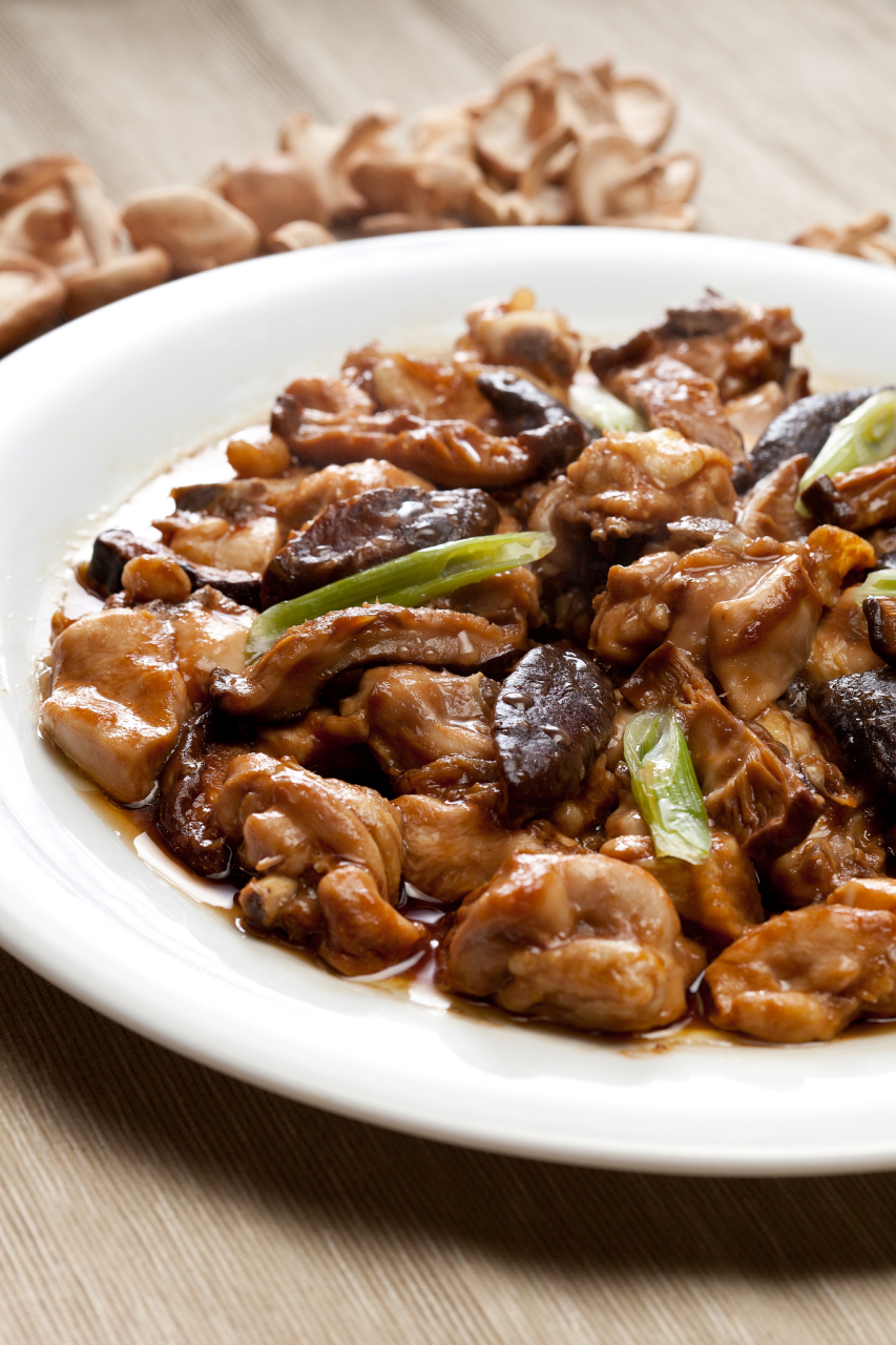 香菇炖鸡腿是一道简单美味,营养丰富的下饭佳肴.