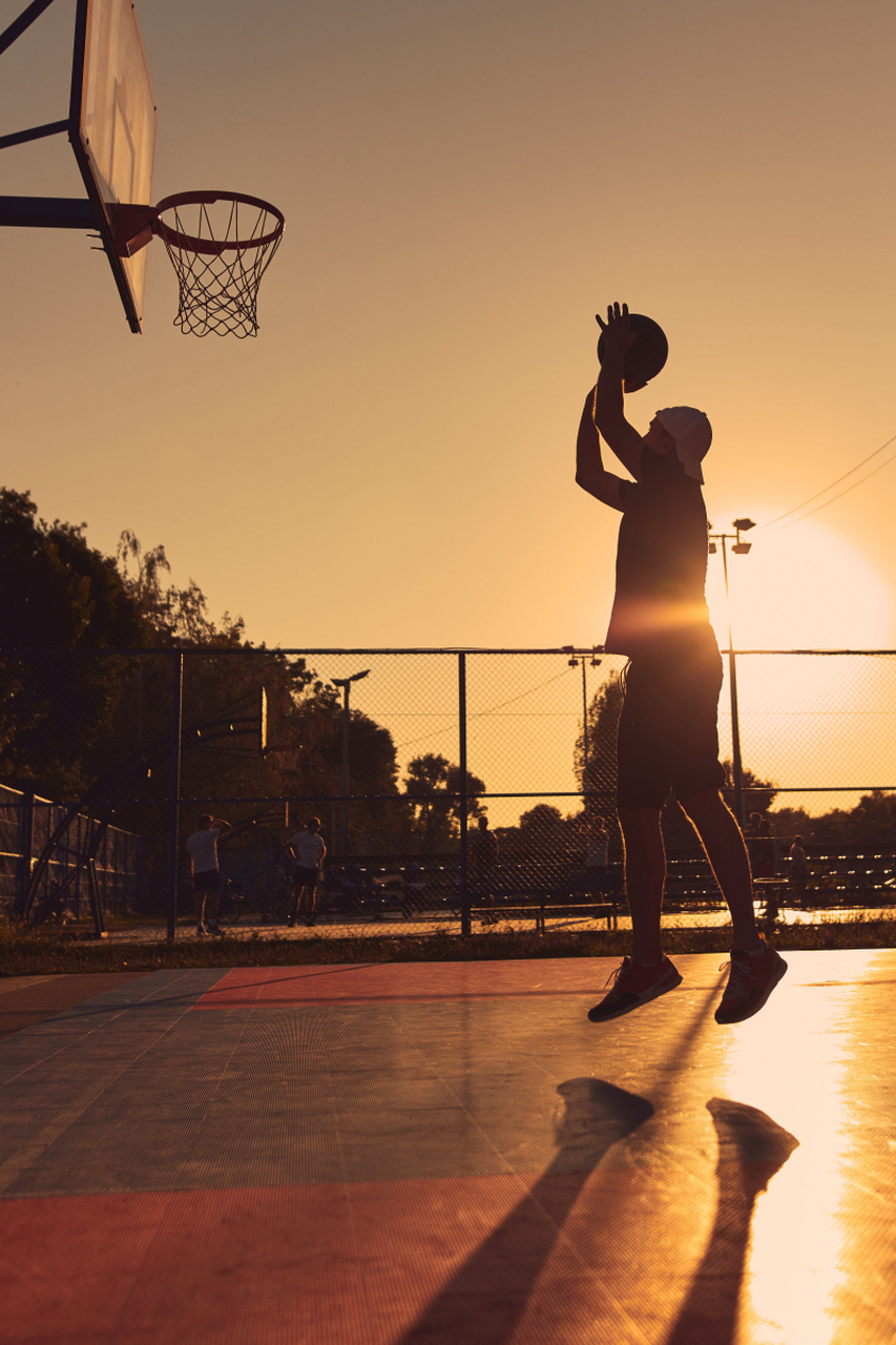 打篮球作为综合性运动备受青睐,可以提升体能,结识朋友,锻炼技战术和