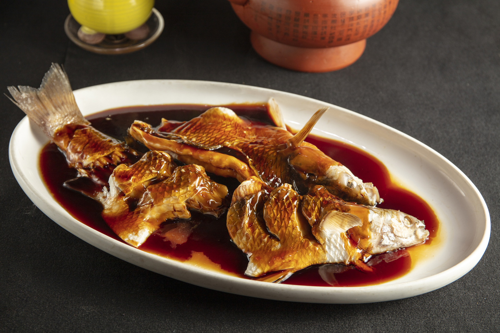 西湖边,垂柳依依,湖水波光粼粼,与远处的雷峰塔相映成趣.