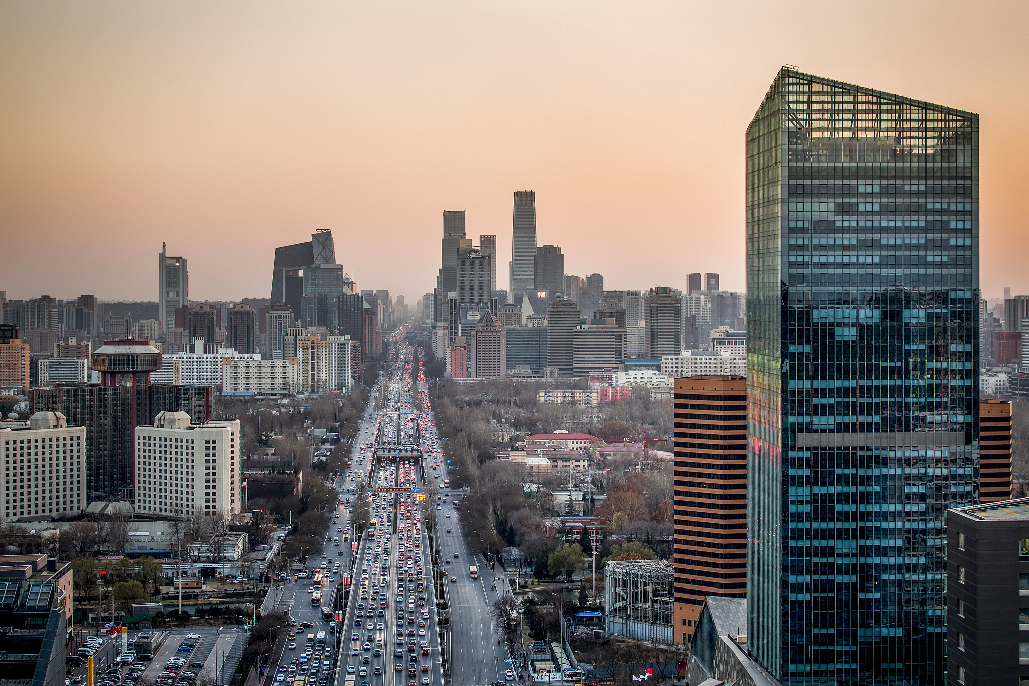 三环代表北京繁华和精英,交通便利,是置业的热门区域,但新房稀缺,值得
