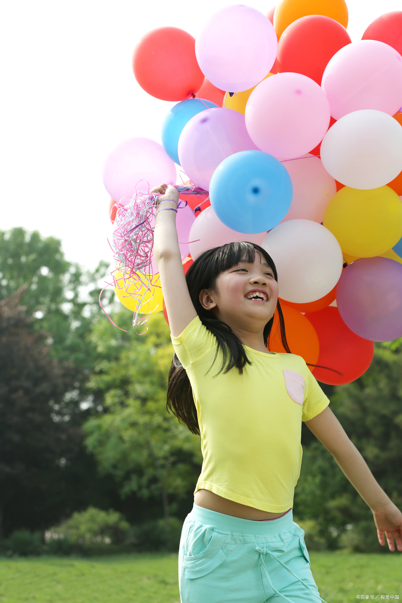 今日于重庆人民解放纪念碑周边,几个小朋友拿着气球,在碑下嬉笑奔跑