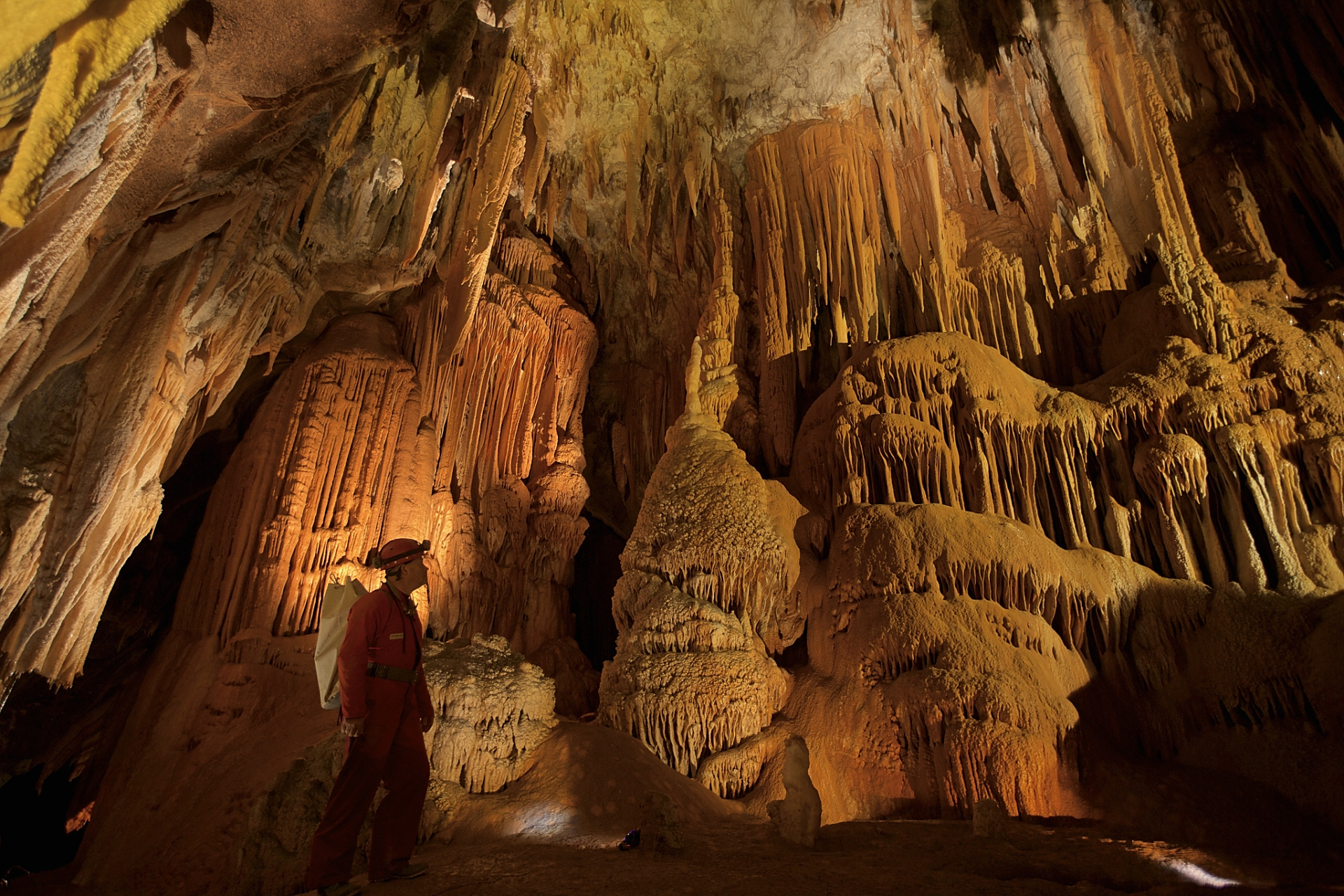 秋日环游指南# 秋天到红河必去的4个地方有:  弥勒白龙洞 .