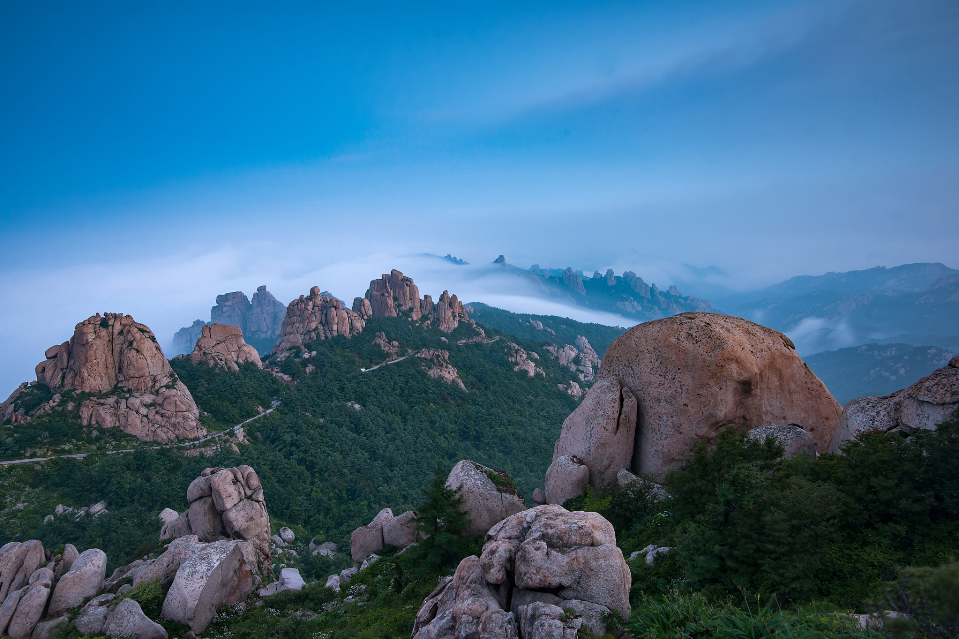 崂山风景区位于山东省青岛市,是中国海岸线第一高峰,有着海上第一