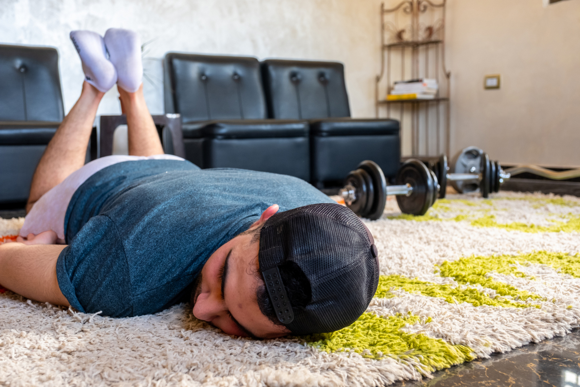 高房价与生活成本压力 房价过高是导致许多年轻人选择躺平的直接且