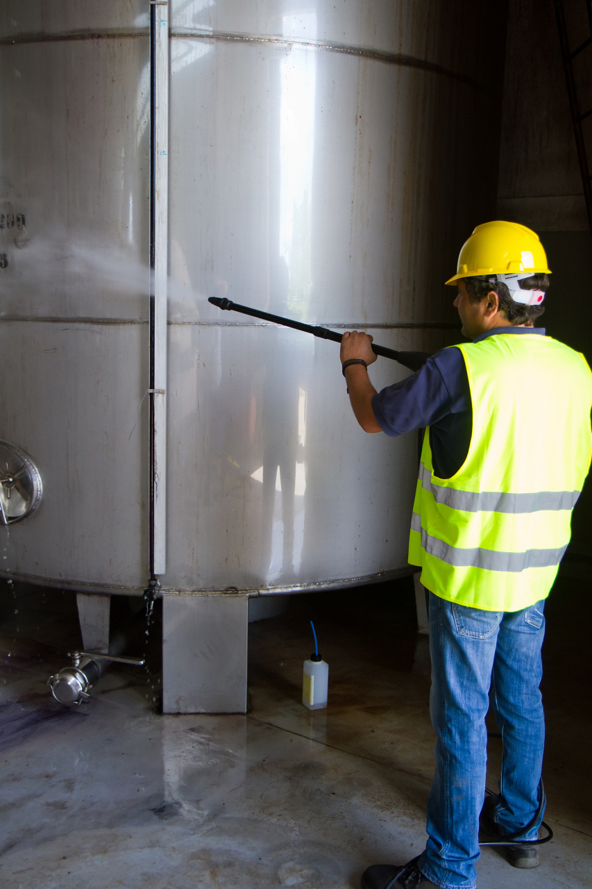 钢结构防火涂料是一种特殊的涂料,它被设计用于涂覆在钢结构表面,以