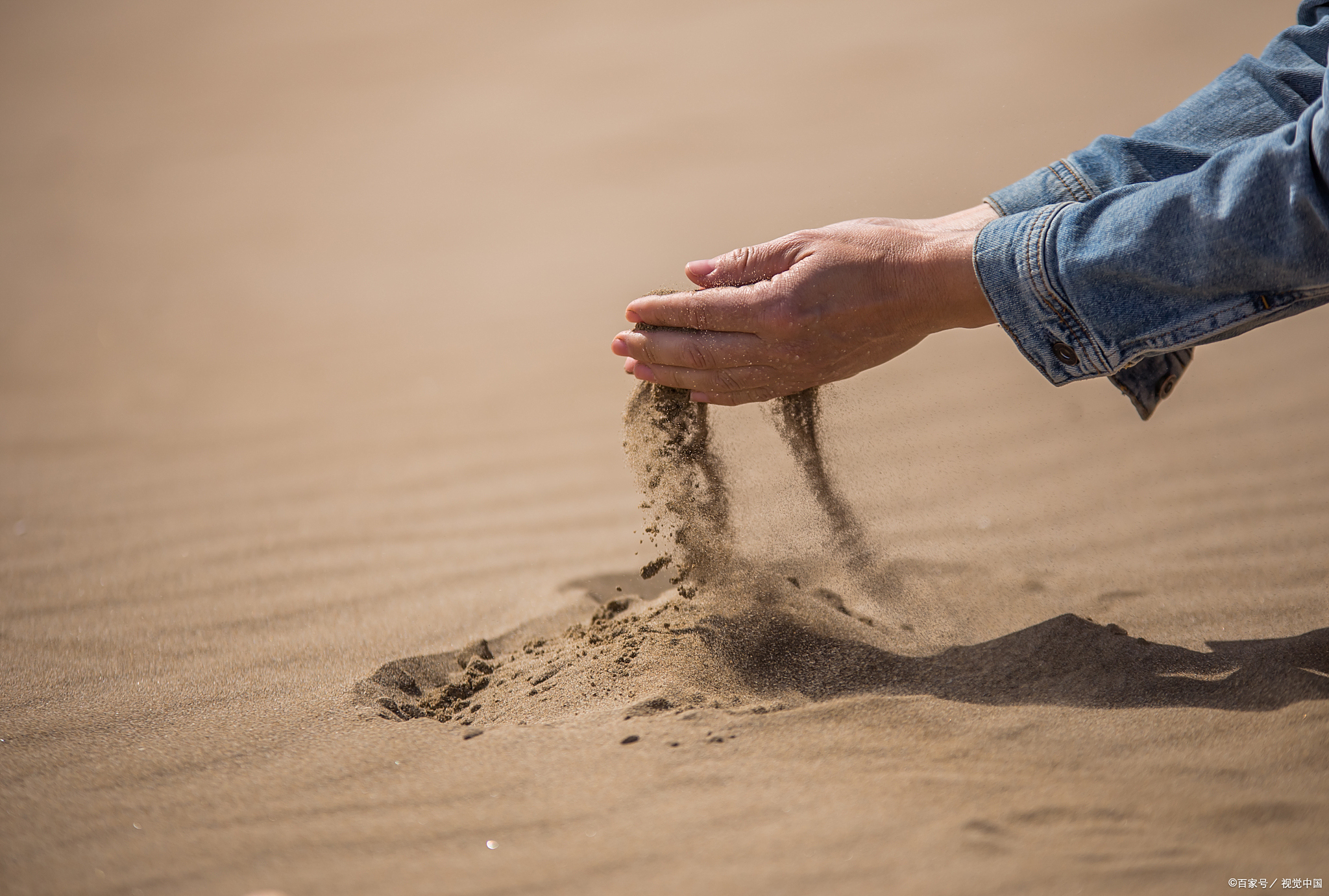 就像那不起眼的沙子,不同的人从不同的角度去观察,却能得出截然不同的