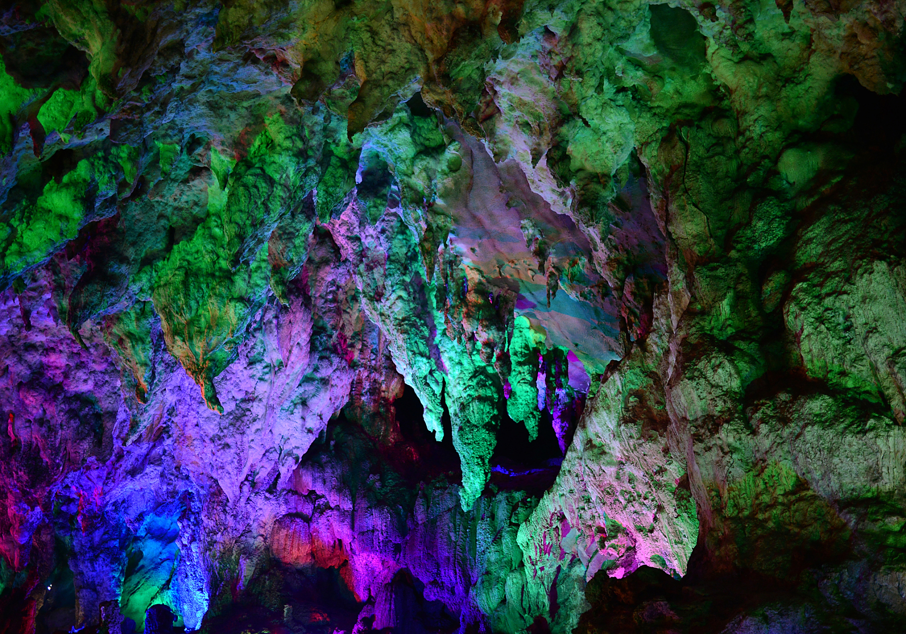 来浙江临安市昌化地区探秘瑞晶石花洞吧!