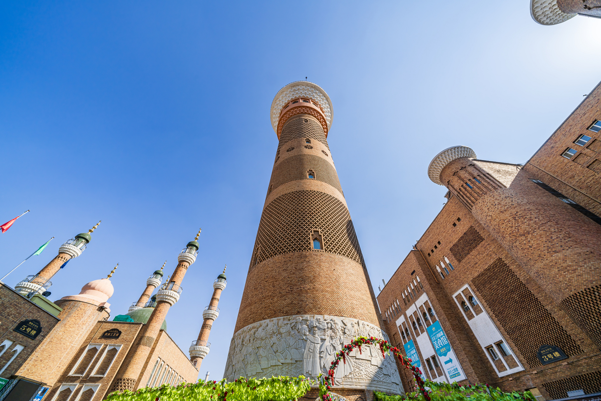 乌鲁木齐大巴扎是新疆乌鲁木齐市最受欢迎的旅游景点之一,也是