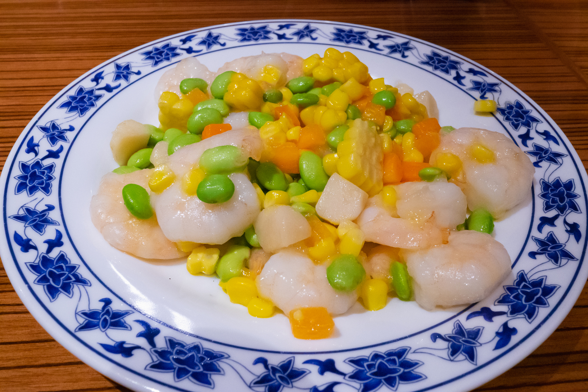 虾仁炒玉米粒   材料:虾仁,玉米粒,大蒜,葱,姜,植物油,料酒,盐,生抽