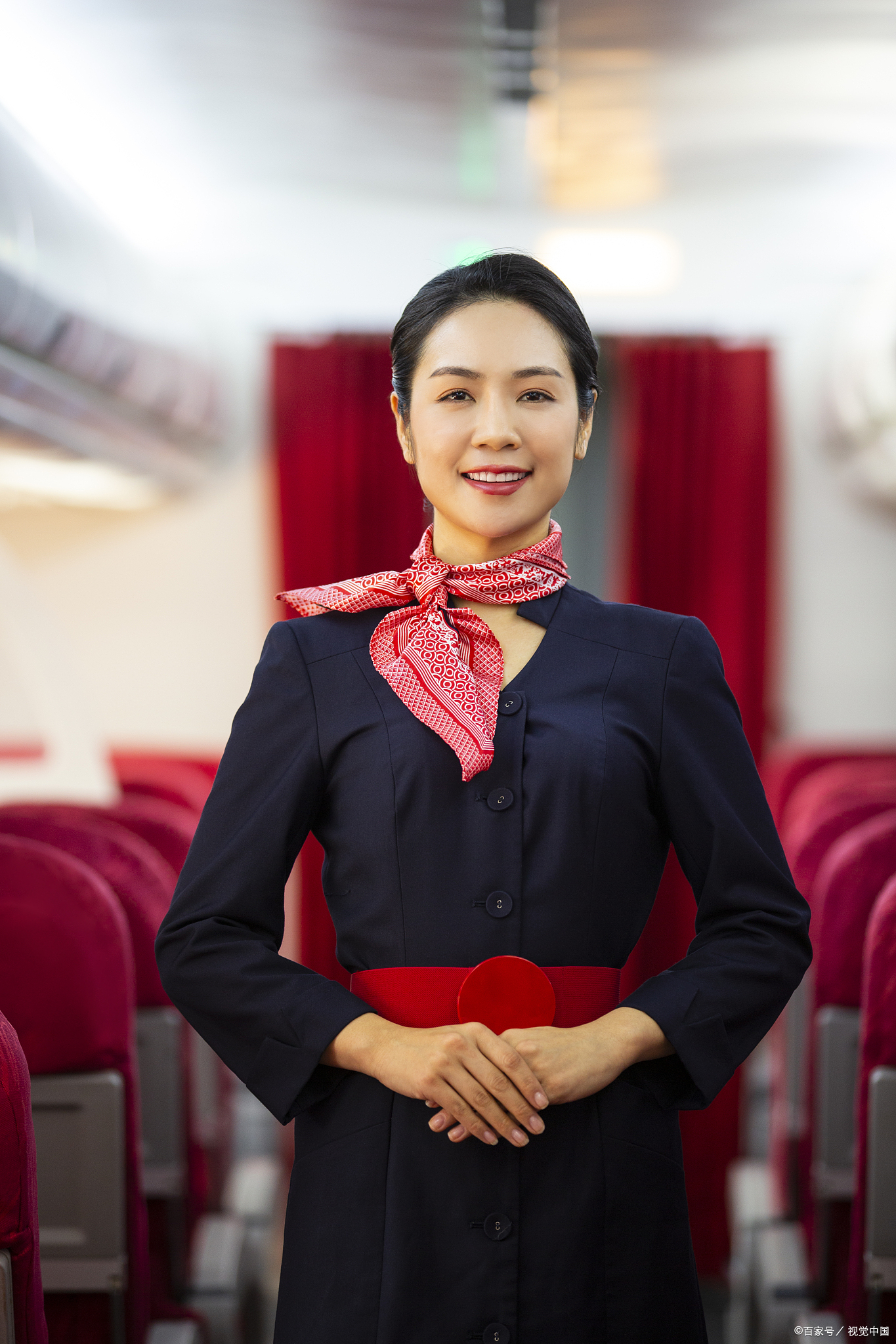 在民航领域,女生最吃香的专业之一是空中乘务.