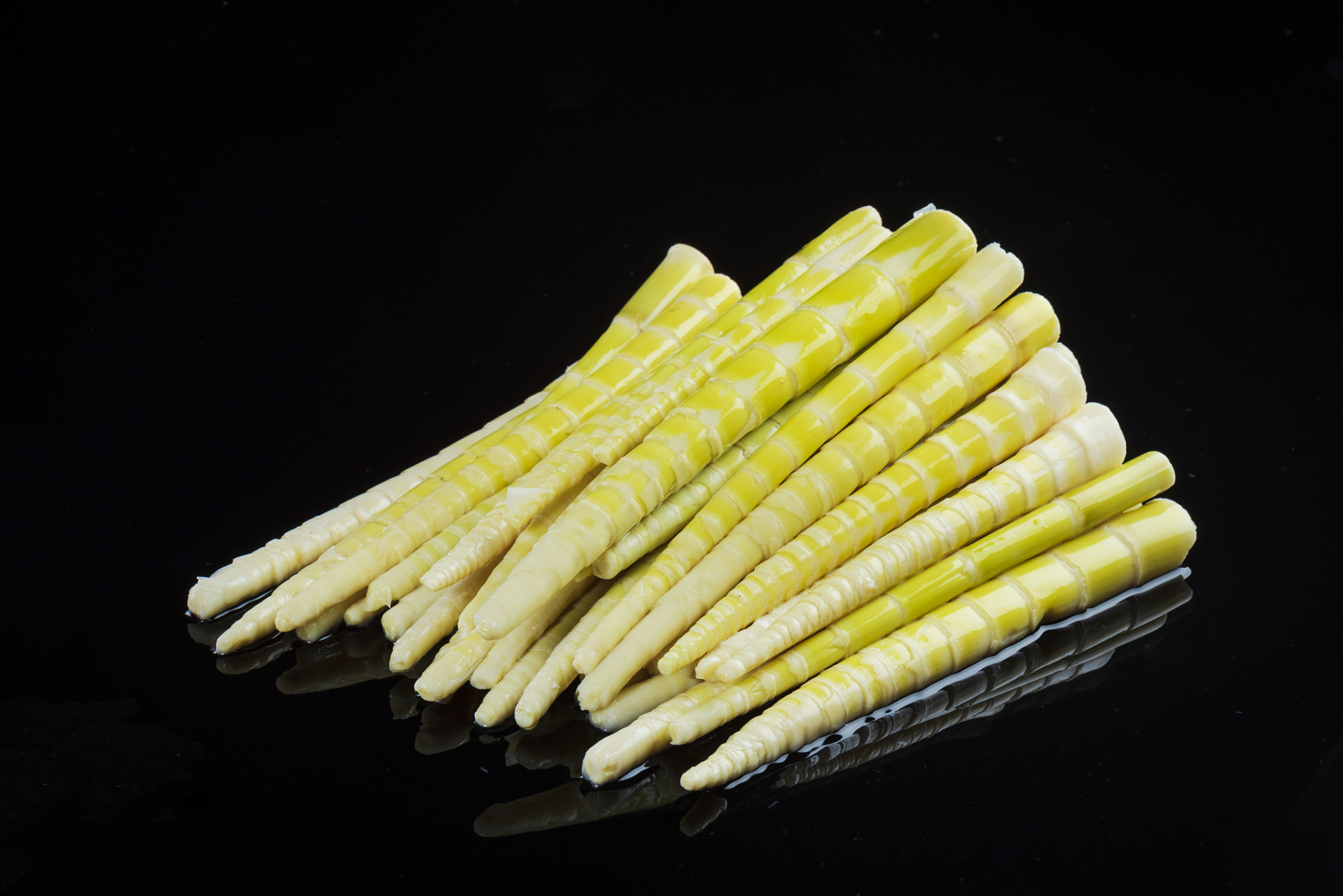 野山笋是竹子初从土里长出的嫩芽,一般69生长在山区的小竹笋,含有