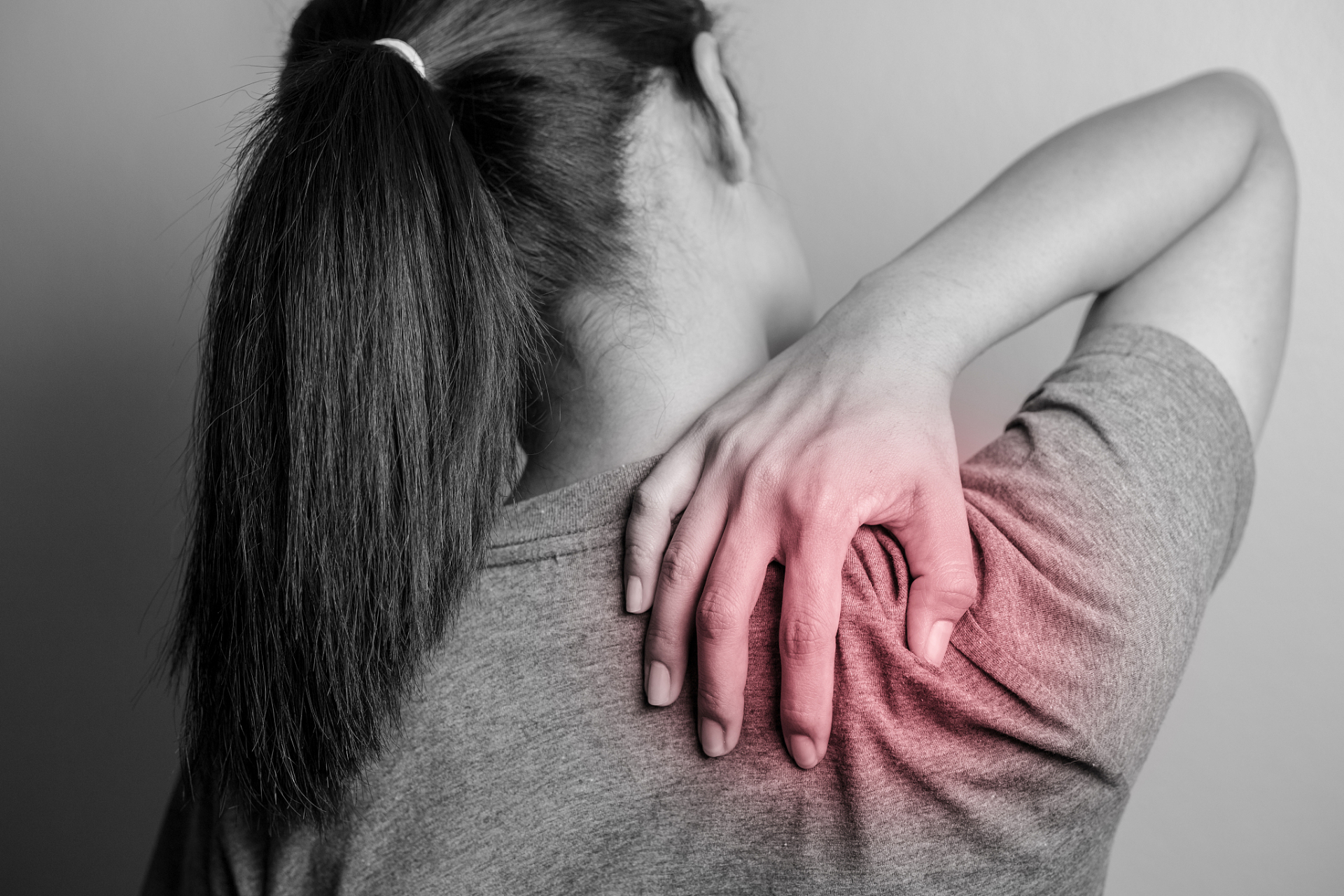 累了后背疼怎么回事?  在日常生活中,许多人常常会感到背部疼痛.