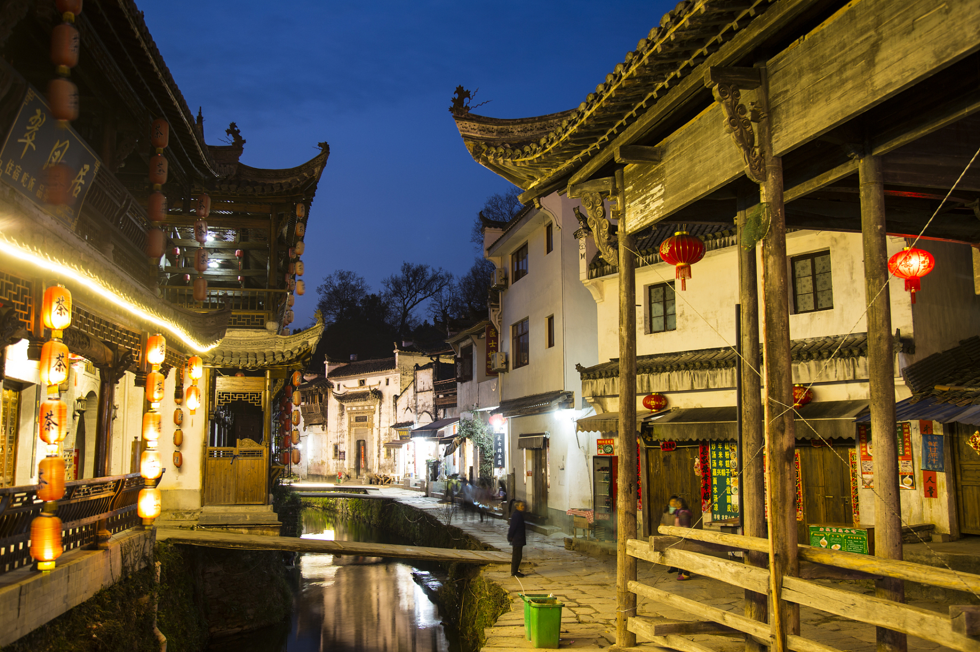 龙门古镇位于富春江南岸,是孙权后裔很大的聚居地.