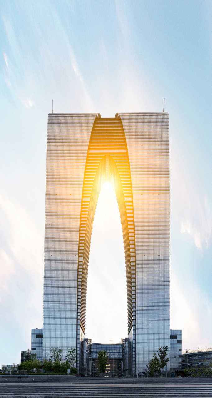 东方之门是江苏苏州的标志性建筑,由两栋超高层塔楼及裙房组成,总面积
