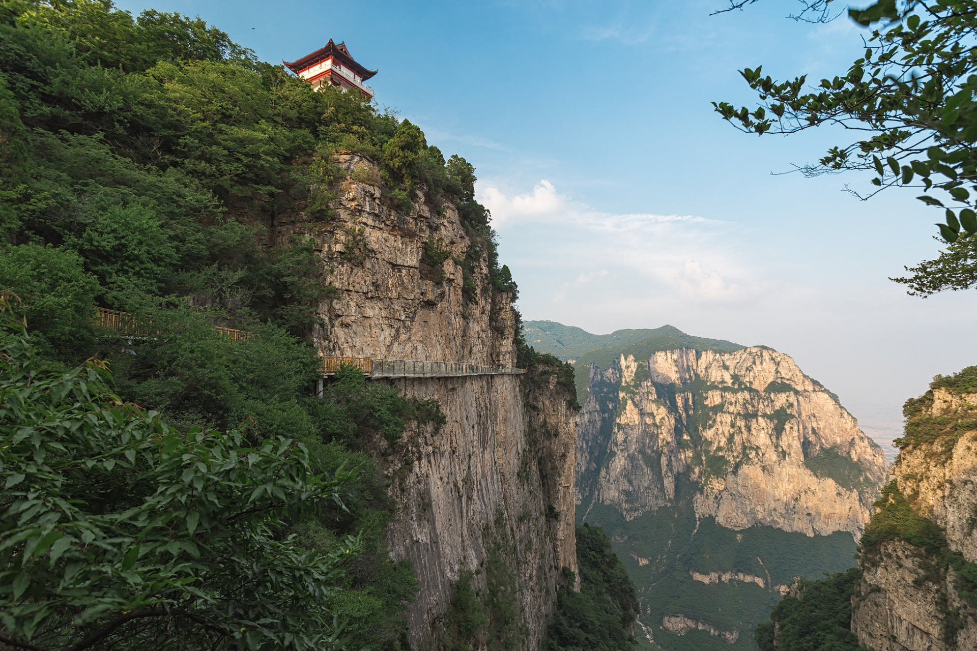 山西云丘山,一个神奇而美丽的地方,位于山西省临汾市乡宁县南部,是